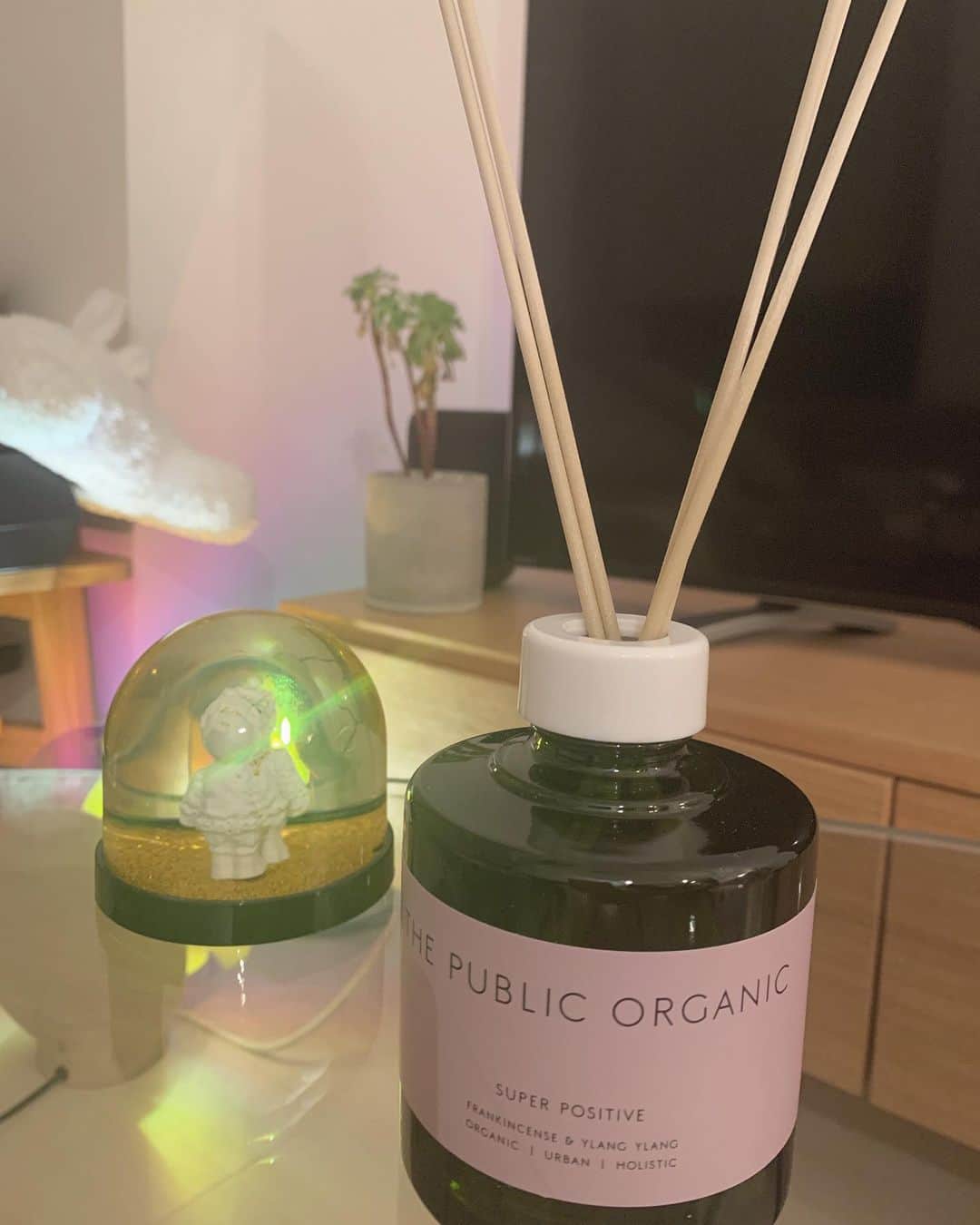 高橋有紀のインスタグラム：「今のリビングのディフューザーは @thepublicorganicofficial から7月25日に発売する『SUPER POSITIVE』 名前の通り前向きになれるディフューザーって初めて！なんとなーく嫌なことがあった時とかも、お部屋の匂いで癒されたら良いよね。 寝室は前にストーリーにも載せた『FALL ASLEEP』よく寝れるのです、周りのお友達にも勧めまくって、みんなからも寝れる！と好評なのです。 寝室の香りが強いと寝れなくなっちゃうけど、これは心地よい香りなので、寝つきが悪い方にもオススメ！ いつもありがとうございます🍒」