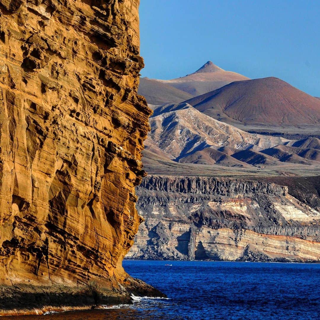Thomas Peschakのインスタグラム：「There were moments photographing this landscape when I felt I had travelled to a distant planet. Two shield volcanoes, overlain by lava flows and cinder cones, give away Isla Guadalupe’s fiery origin story. Situated 150 miles off the coast of Pacific Mexico, the island was formed on a now extinct mid-ocean ridge. I was here to photograph great whites, but these iconic landscapes captivated me as much as the sharks. @maresmexicanos #mexico #islaguadalupe #volcano #pacificocean #whitesharks #greatwhitesharks」