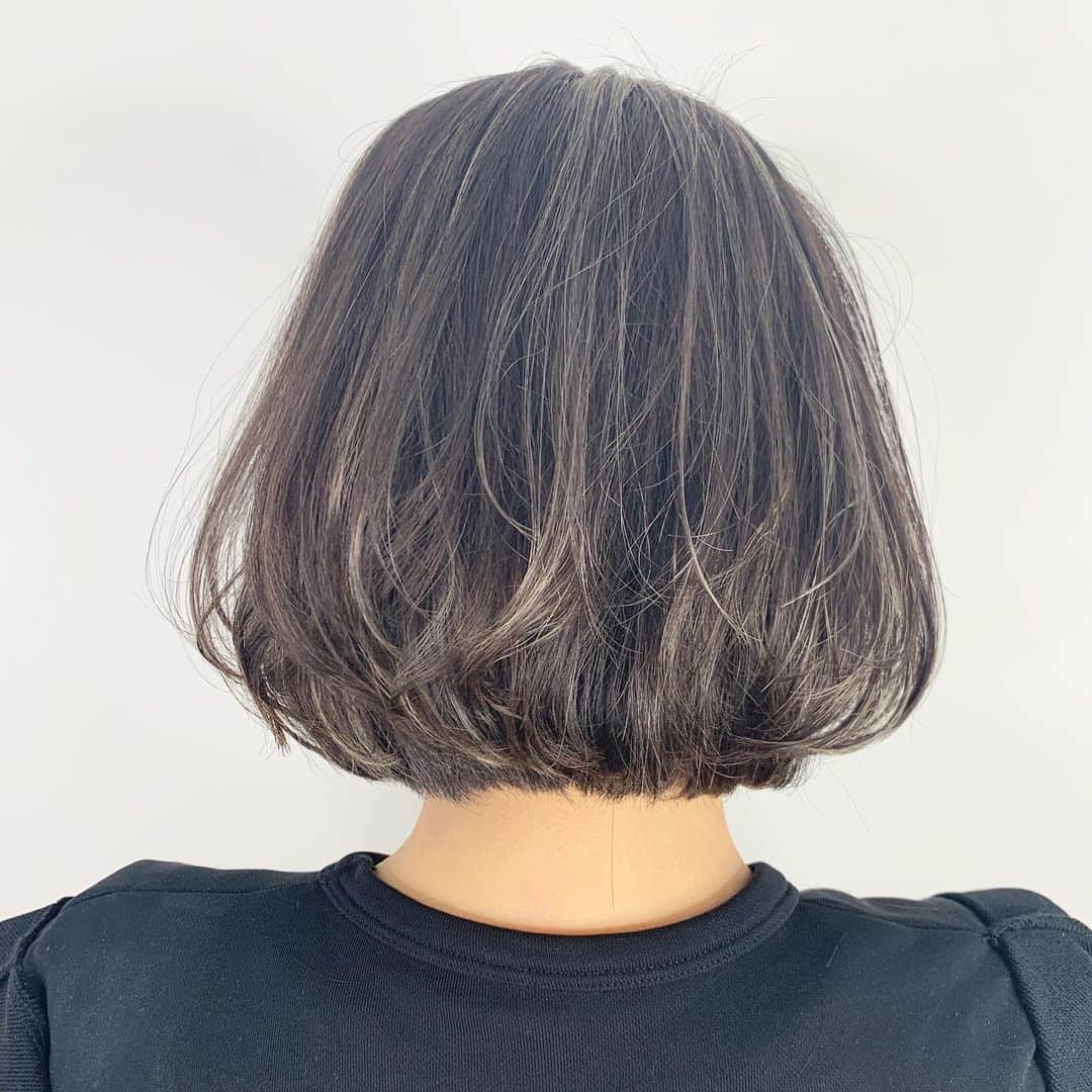 鮫島邦明のインスタグラム：「BOB and ハイライト オーダークール系ハイライト入れたい 中華系の方ノージャパニーズ クールアッシュにグレー系ハイライト 巻かないので レイヤーオンで 動きを出す そんなスタイル #パーソナルデザイン #ハイライト #アッシュカラー #梅田美容室 #梅田美容院 #ヘア#梅田ヘアスタイル #髪型 #ヘアセット #ヘアメイク #キラ水 #グラデーション #ホリスティックカラー #ヘアアレンジ #アレンジ #就活 #美容学生 #美容専門学校#gu #snidel #梅田美容師 #モデル #サロンモデル #サロモ #ヘアカタ #ショートヘア#ショート #aujua --------------------------------------. 梅田と東京出店を計画中 スタッフ募集中メッセージくださいね★ AVANCE.CROSStuin梅田茶屋町 TEL06-6377-7211 AVANCE.CROSSmel c西梅田 TEL06-6348-2050 gif.hair TEL06-6377-7277 AVANCE.京橋 TEL06-6356-1555」
