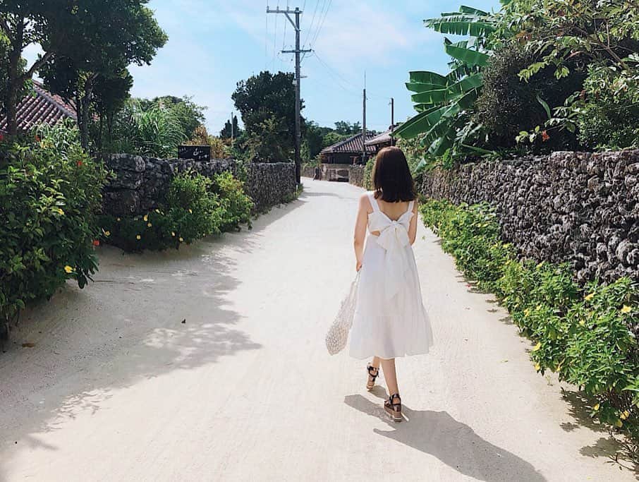 のインスタグラム：「竹富島は地面に砂浜の砂が撒かれていて それは島民の方達の努力🤭☀️ ゴミも全然ないし 島が綺麗に守られてる🍃  赤い屋根に守り神のシーサー沢山で 島全体が可愛かった☺️❣️」