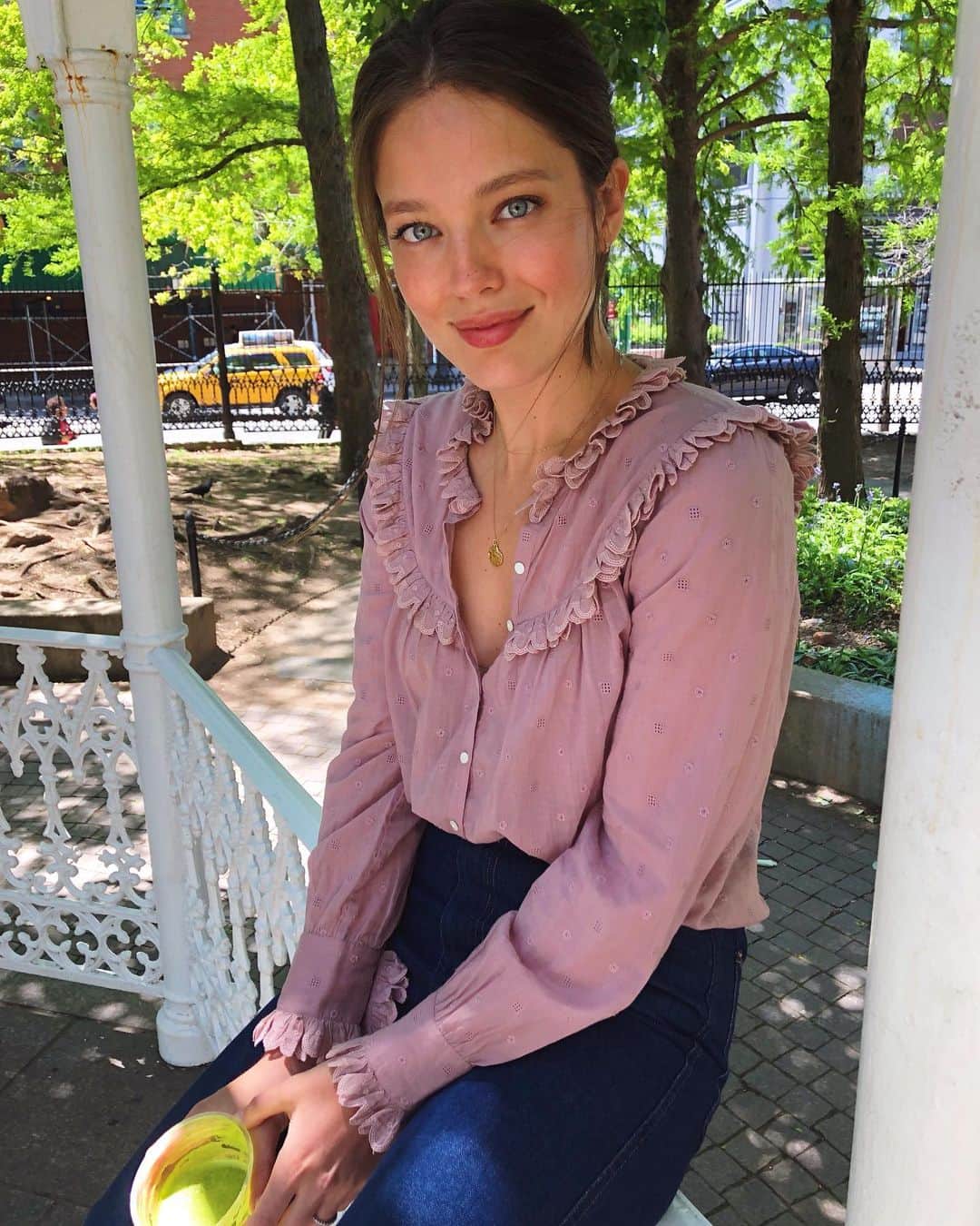 エミリー・DiDonatoのインスタグラム：「This green juice is going to fix all of the damage I did this weekend 🍷 🍔 🍟 😇」