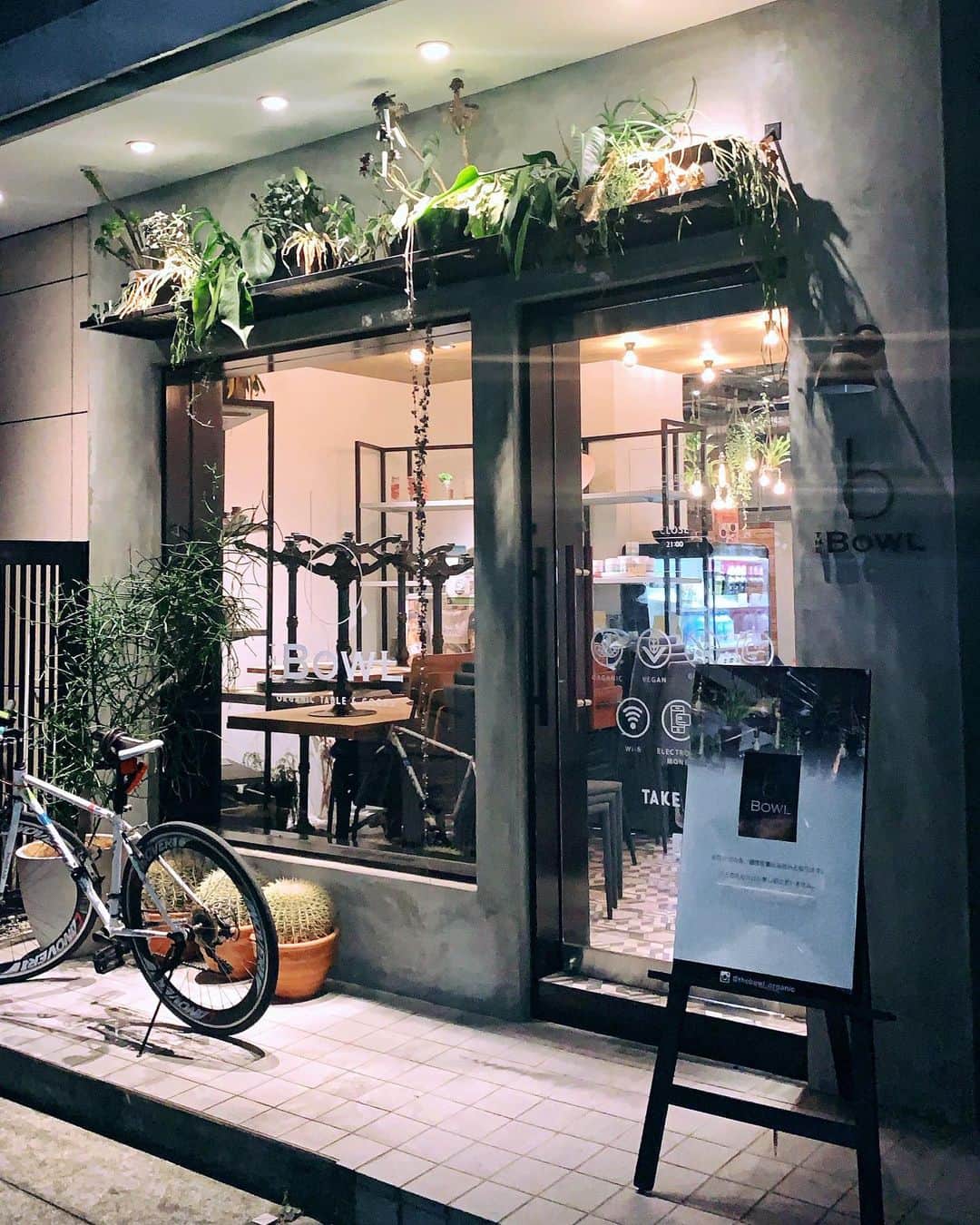 岡清華さんのインスタグラム写真 - (岡清華Instagram)「Finally we'll be reborn tomorrow🕊 THE B → THE_B : with Ayurveda concept.  遂に本日、表参道THE BOWLは、新生THE_Bとしてリニューアルオープン致します。  3つのテーマ軸 FOOD/YOGA/ETHICALを元に、我々のヴィジョンやミッションを発表し、今後展開も含めた新しい取り組みのお披露目を終日かけて開催させていただきます。  今回アーユルヴェーダメニューの監修者として、私の師匠で、hale pule @hale_pule  創業者であるアーユルヴェーダ第一人者マイラリューインを迎え、世界中のグローバルチームにも多大なサポートを頂きました。私は4年前彼女に出会い、人生が変わるような体験をし、帰国してからずっと構想し続けて居たプロジェクトを初めて発表させていただきます。  飲食を提供するお店が何故、ヨガ事業に取り組むのか？我々が、一飲食店として取り組み始めるエシカルとは？そして現代の人間に本当に必要なものとは？  本日は昼の部から夜の部にかけて各回、多くの各メディア、関係者の皆様に御来場頂けることとなりました。  お披露目させて頂く内容は、私は勿論のこと、私が活動をご一緒させて頂くことをオファーさせて頂いた各提携企業の皆様の強い想い、そして師匠の想い、仲間の想いが詰まって居ます。  本リニューアルにあたり、本当に沢山の方々に多大なるサポートとご協力を頂き、温かい気持ちで前日を迎えることができました。言葉にできない程の心の底からの感謝を今、感じています。  本日の各回へお誘いできなかった皆様、そしてご予定が合わなかった皆様へは、明日以降の新生THE_Bにお越し頂き、ご飲食やお買い物、ヨガクラスをお楽しみいただけますと幸いです。  本日、お越しいただける皆様、心を込めて会を進行させて参りますので、どうぞお楽しみくださいませ。  最後になりましたが、THE_B チームメンバーの皆様、私や、私の想いを迎え入れて頂き、本当に本当に、ありがとうございます。皆様無しでは、成し得ないプロジェクトが始動します。  今日という日が、我々にとっても、皆様にとっても、素晴らしい一日となりますように。  最高の人生は、より良い選択の連続である。 _The Better choice for the Best life.  2019.6.25 THE_B  岡 清華 @thebowl_organic  #THE_B #theb_organic #the_b #mybowl #ayurveda #yoga #ethical #tokyo #japan #omotesando  @hale_pule @halepule_japan  @emmiyoga_official  @ecostore.jp  @threetwinsicecream.jp  @organic49club  @totoya_inc._  @euglenaonline  @moringahealthcare  @kombuchaship  @hemp_foods_japan」6月25日 0時21分 - okasaya