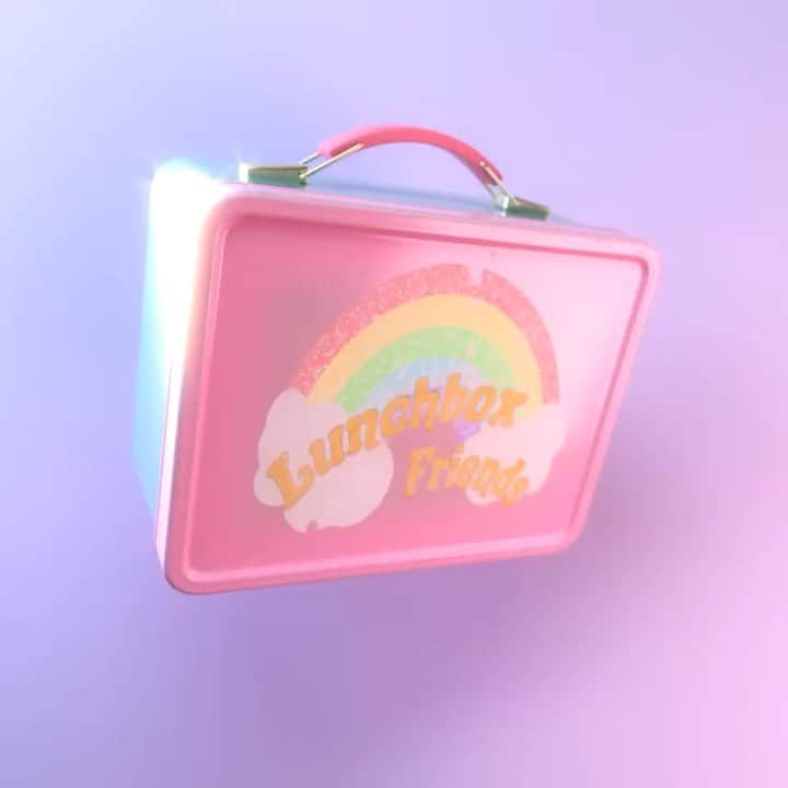 メラニー・マルティネスのインスタグラム：「Snippet of Lunchbox Friends, from my album K-12 coming sept 6🧚🏼‍♀️✨💘 Artwork: @pastelae 💗 “Oh they talk shit though... I don’t want no lunchbox friends no oh I want someone who understands oh oh  Come to my house let’s die together Friendship that would last forever no oh No lunchbox friends no oh No lunchbox friends...” “Die“ is not literal, it is a metaphor for transformation/rebirth. Similar to the death card in tarot. Big Scorpio energy.」