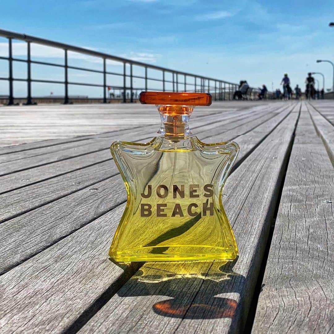のインスタグラム：「Summer is here! We’re celebrating the warm weather with Jones Beach, this summer’s hottest and newest scent.  #bondno9 #bondno9ny #newyork #newyorkcity #nyc #jonesbeach #longisland #summer #beach #fragrance #perfume #love」