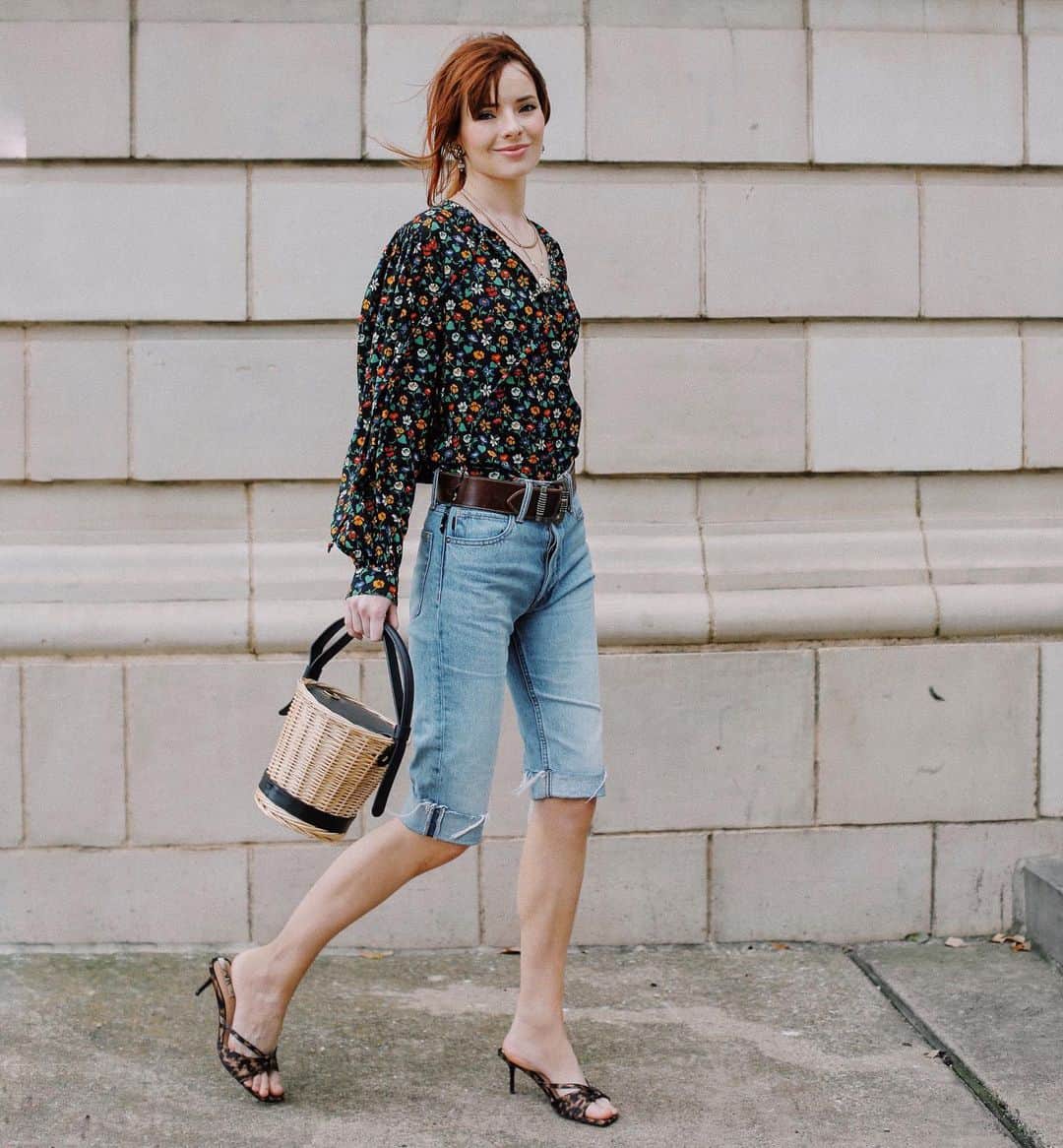 ジェーン・アルドリッジのインスタグラム：「Happy to embrace long shorts since it may not be until October that I get to comfortably wear pants again 🔥🔥☀️ wearing these @helmutlang shorts with a vintage @ysl blouse and a @polene_paris basket bag 🌻❤️」