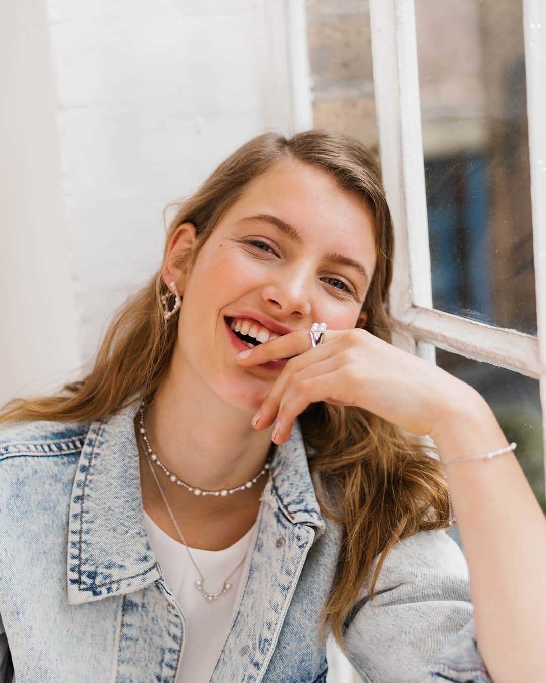 のインスタグラム：「Happy Monday |  Nienke wears our new Orbs collection.  Tap to shop.  #LinksOrbs #PearlsReborn」