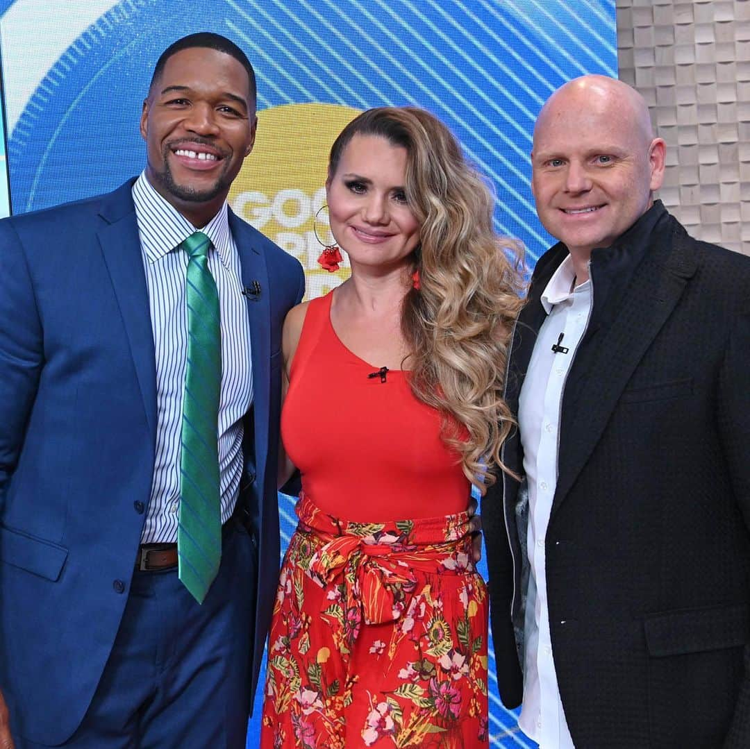 Good Morning Americaさんのインスタグラム写真 - (Good Morning AmericaInstagram)「Congratulations to the incredible @lijanawallenda and @nikwallenda on completing their walk 25 stories above Times Square on #HighwireLIVE! We think @michaelstrahan was more nervous than both of you 😂」6月25日 0時40分 - goodmorningamerica