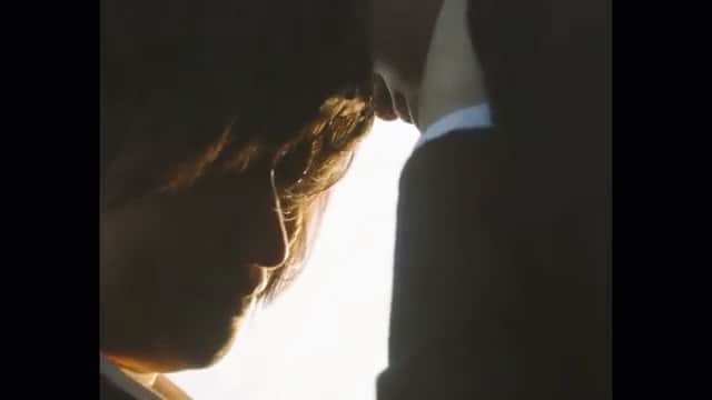 國嶌りょうのインスタグラム：「【お知らせ】 横浜発のバンド、レイラ @layla_band の新曲「SEASIDE」のMVに出演しました。  監督  2025  レイラ Vo&Gt  有明 @ariatoyomu  Gt  三浦太樹 @kakinotane0123456789  Ba  牧野ウスシオ @mkn_kit  Dr  すわ @elfoon_agree  出演  ちょい／一ノ瀬晴来 @928hrk  スチール  小林美咲 @bami_k__  都内、横浜、そして全国でライブを精力的に行う彼らの音楽が、わたしはとてもすきです。 MVの話をいただいてから彼らの曲を聴きはじめ、すきな曲が増えていく日々。 特にここ最近は『最低』『Ash』『神様』をしょっちゅう聴いてる。  有明の歌声がイヤフォンから流れるたびどきっとするし、やっぱり胸が痛くなる。 新曲SEASIDE、ぜんぶまるっと聴いてほしい。  わたしのホームのリンクからtumblrへ入ってもらったら、YouTubeへ飛べます、フルで聴けます、ぜひ。 （instagramに直接リンクを貼る方法がわからなかった...） #バンド #レイラ #MV #musicvideo #SEASIDE #MV出演」