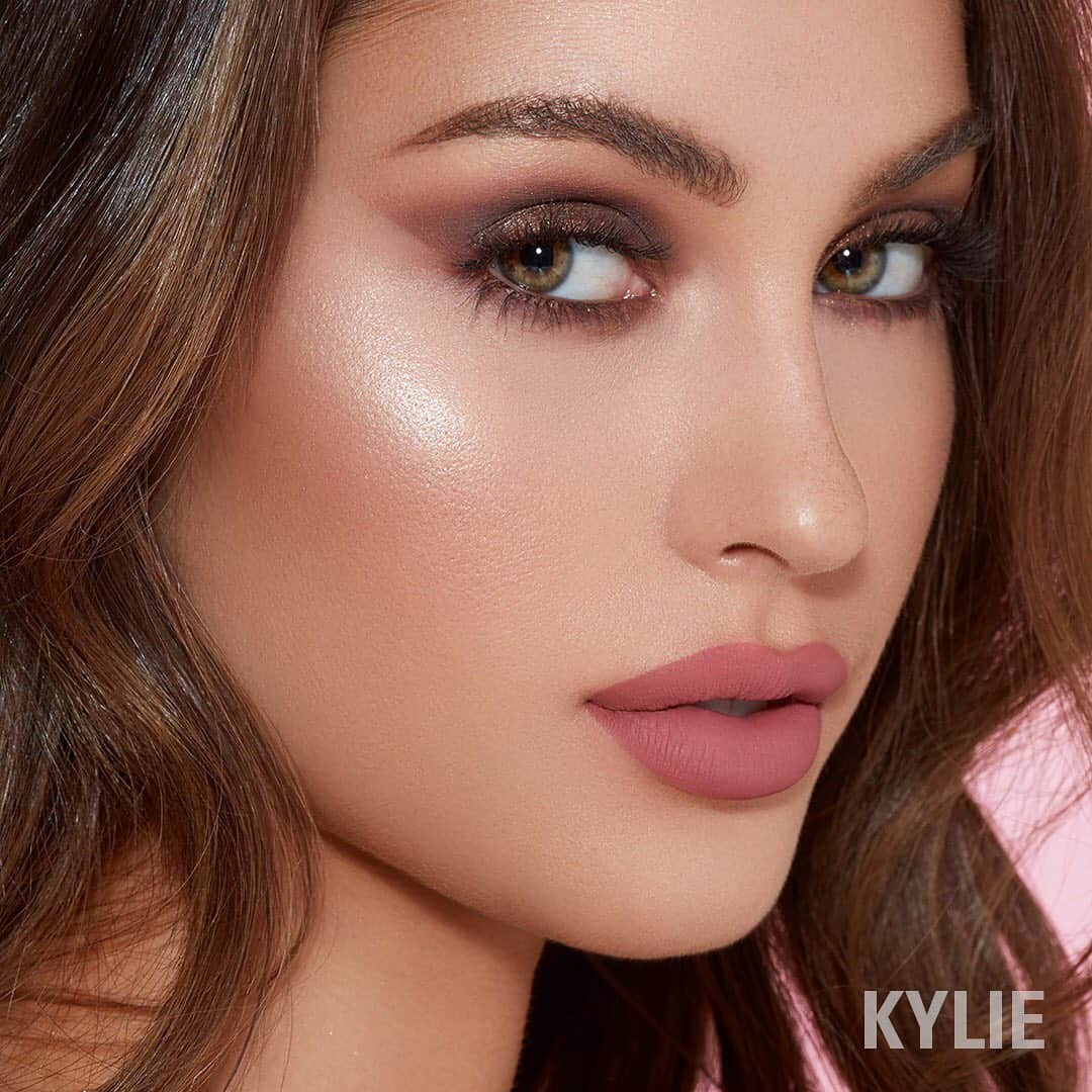 Kylie Cosmeticsさんのインスタグラム写真 - (Kylie CosmeticsInstagram)「can’t get enough of that True Mama Kylighter glow 💫 worn with Koko Palette on the eyes and The Bigger The Hoops matte lip 💋✨ shop now on the Kylie Cosmetics app and use code “KYLIEAPP5” to get $5 off your order 💕」6月25日 0時34分 - kyliecosmetics