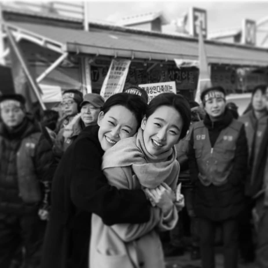 ウォン・ジナのインスタグラム：「. 언니야.. 니는 내사랑이랑께..💜 보정없인 못살아👭  #롱리브더킹 #소현 #희수」
