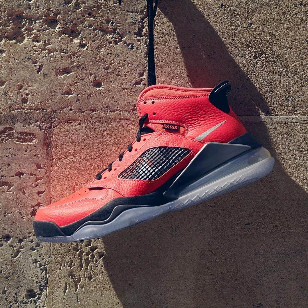 Sneaker News x Jordans Dailyさんのインスタグラム写真 - (Sneaker News x Jordans DailyInstagram)「PSG expands their Jordan collaborations with an upcoming red Mars 270 👀 Tap the link in the bio to see what else they have coming up #jordansdaily」6月25日 0時36分 - jordansdaily