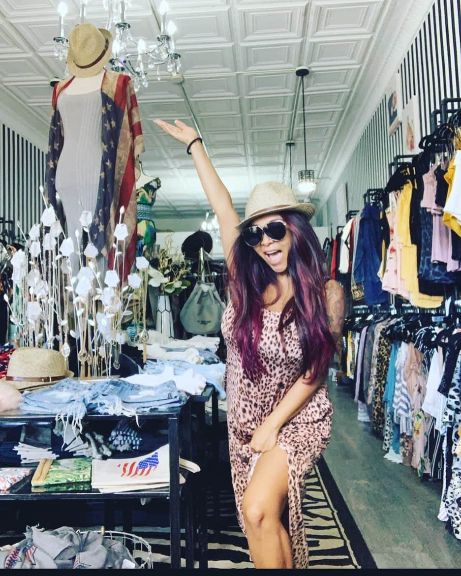 ニコール・ ポリッツィのインスタグラム：「Soooo excited for our Summer VIP event @thesnookishop 🔥🔥 July 14!!!! Get drunk & shop with me 💃🏽 link in story mawmas #thesnookishop」