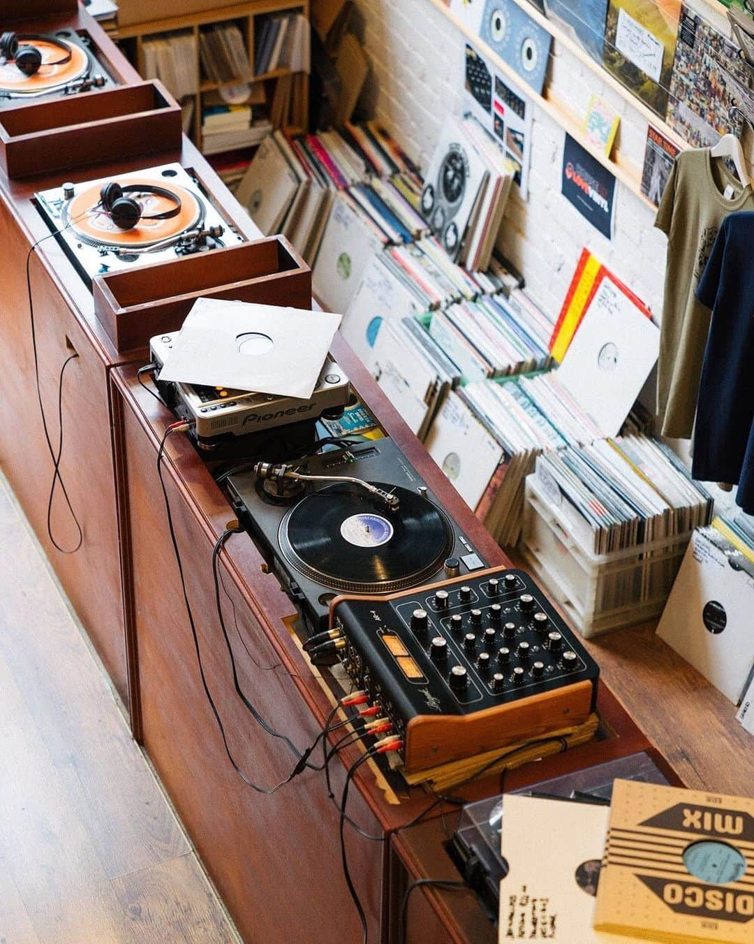 Red Bull Music Academyさんのインスタグラム写真 - (Red Bull Music AcademyInstagram)「❤️ Vinyl ⠀⠀⠀⠀⠀⠀⠀⠀⠀ Step into Love Vinyl, a haven for new and used wax in London’s East End, where the adoration for soulful dance sounds knows no bounds. ⠀⠀⠀⠀⠀⠀⠀⠀⠀ #VinylRecords #VinylSoundsBetter #RecordCollector ⠀⠀⠀⠀⠀⠀⠀⠀⠀ 📷: @caryshuws」6月25日 0時42分 - rbma