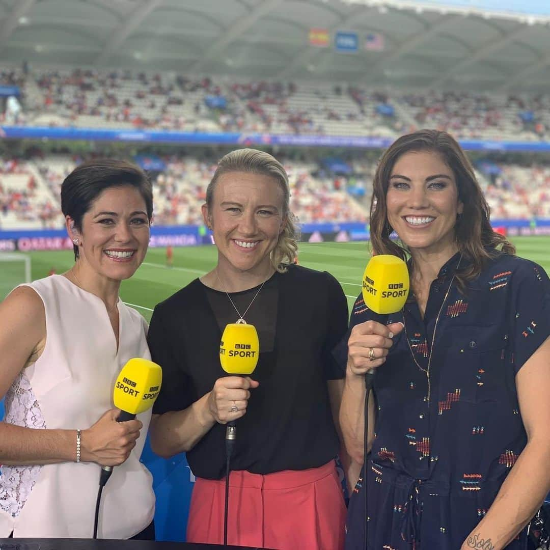 ホープ・ソロさんのインスタグラム写真 - (ホープ・ソロInstagram)「Behind the scenes before 🇺🇸- 🇪🇸 with @eilidh_barbour and @laurabassett6. Who ya got in the #USWNT’s first knockout stage match?? @bbcsport」6月25日 0時42分 - hopesolo