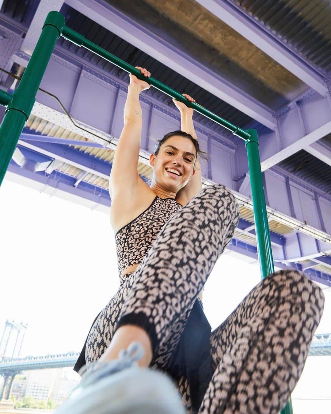 freepeopleさんのインスタグラム写真 - (freepeopleInstagram)「Swinging into Monday with @nicoleharrison in the Good Karma Leopard Legging by @fpmovement. Link in bio.」6月25日 0時45分 - freepeople