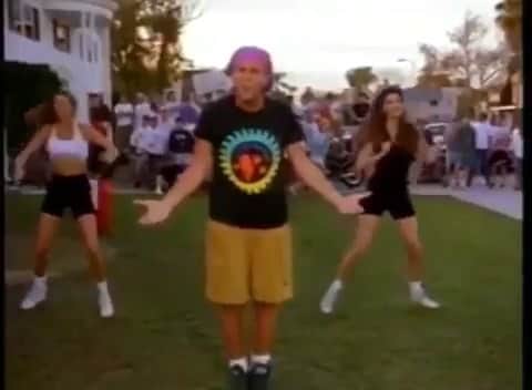 のインスタグラム：「Throwback to the time I was in a music video in college. I’m the one on the right. I don’t suggest trying these moves at home. #jessejaymes #collegegirlsareeasy #jesseitzler」
