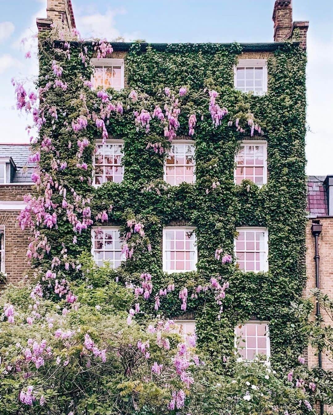 ELLE DECORさんのインスタグラム写真 - (ELLE DECORInstagram)「The beauty of a floral facade. 🌿🌸 #regram 📸: @ananewyork」6月25日 1時06分 - elledecor