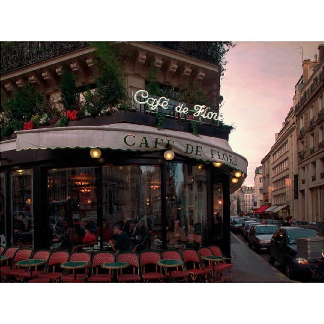 メドモアゼルさんのインスタグラム写真 - (メドモアゼルInstagram)「Is anything more french then sitting at Café de Flore drinking a coffee and watching people go by 💋🥐☕️﻿⠀ ﻿⠀ ﻿⠀ #cafedeflore ﻿⠀ #mood﻿⠀ #mesdemoisellesparis」6月25日 1時06分 - mesdemoisellesparis