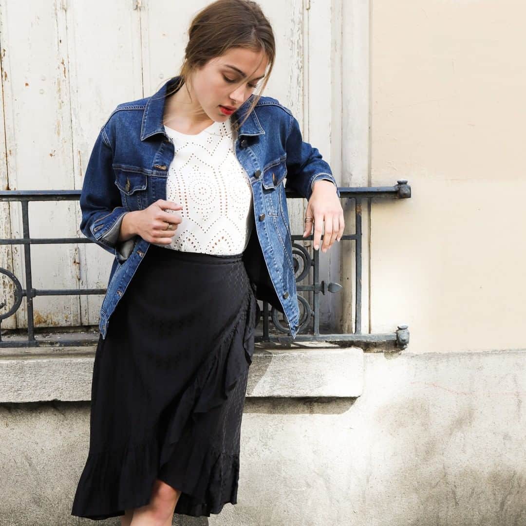 クーカイのインスタグラム：「On aurait aimé un week-end prolongé avec notre veste en jean et notre jupe longue jacquard ! . . . #kookaiette #fashion #outfit #style」