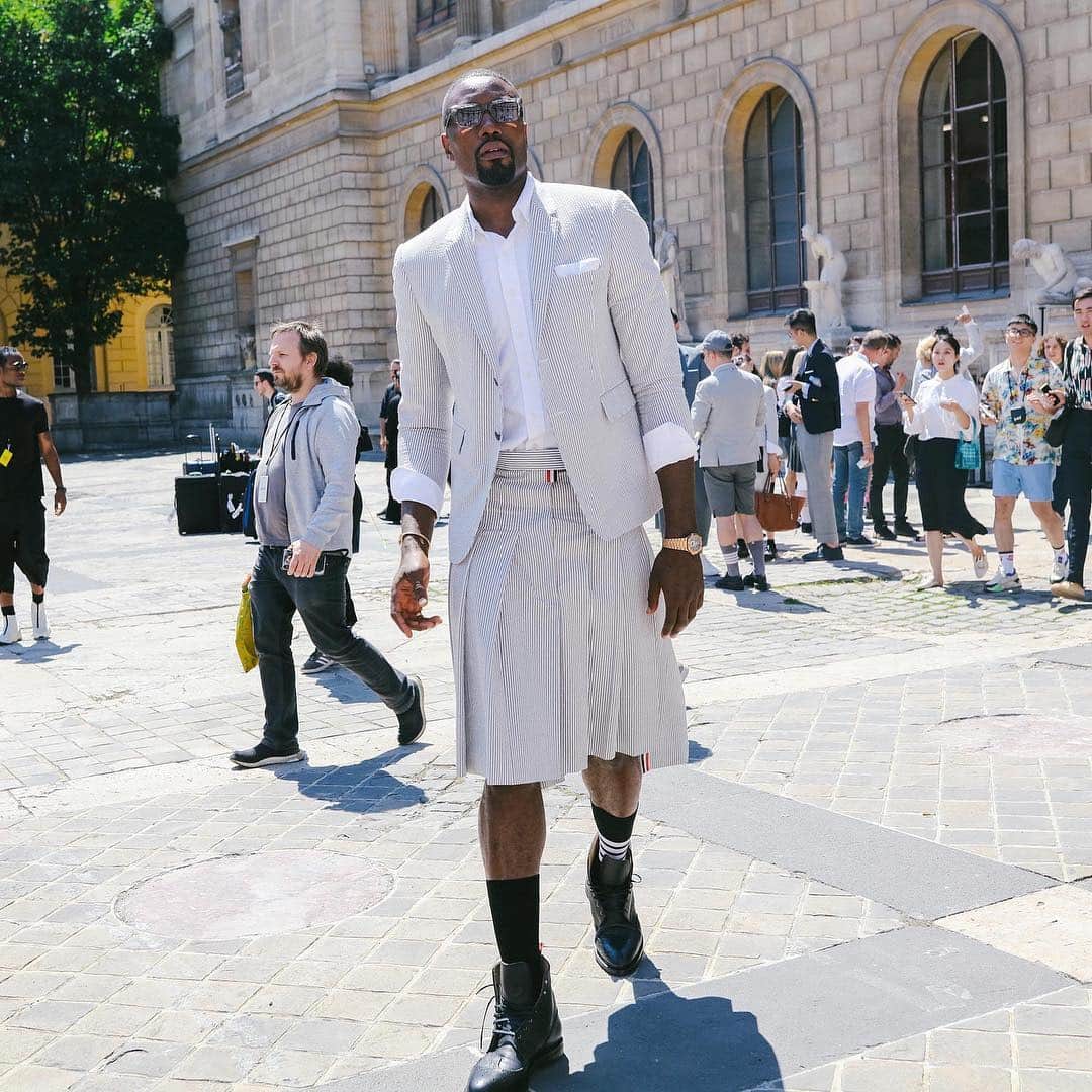 Vogue Runwayさんのインスタグラム写真 - (Vogue RunwayInstagram)「@SergeIbaka, one of the most fashion-forward players in the NBA, outside of the @ThomBrowneNY men's show. Catch up on the latest street style photos captured in Paris at the link in our bio. Photographed by @mrstreetpeeper」6月25日 1時02分 - voguerunway