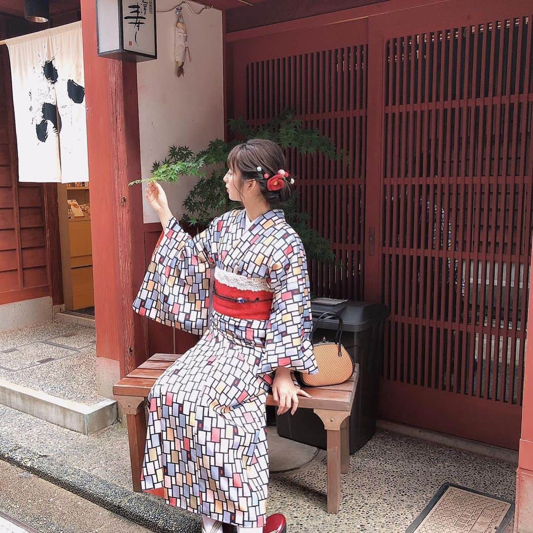 前田ゆうさんのインスタグラム写真 - (前田ゆうInstagram)「しかし観光ってほんとにいろんな知らない世界にふれられて幸せなきもちになれる😊✨ 着物👘ってなかなかプライベートではきてこなかったけど、せっかく日本人にうまれてこれたんだからもっと着るきかいをふやしていきたいなっておもったよ(^^)♪ #着物 #着物ヘア #kimono #ひがし茶屋街  #ishikawa #ちゃんゆづ旅行記」6月25日 1時03分 - yuu_maeda