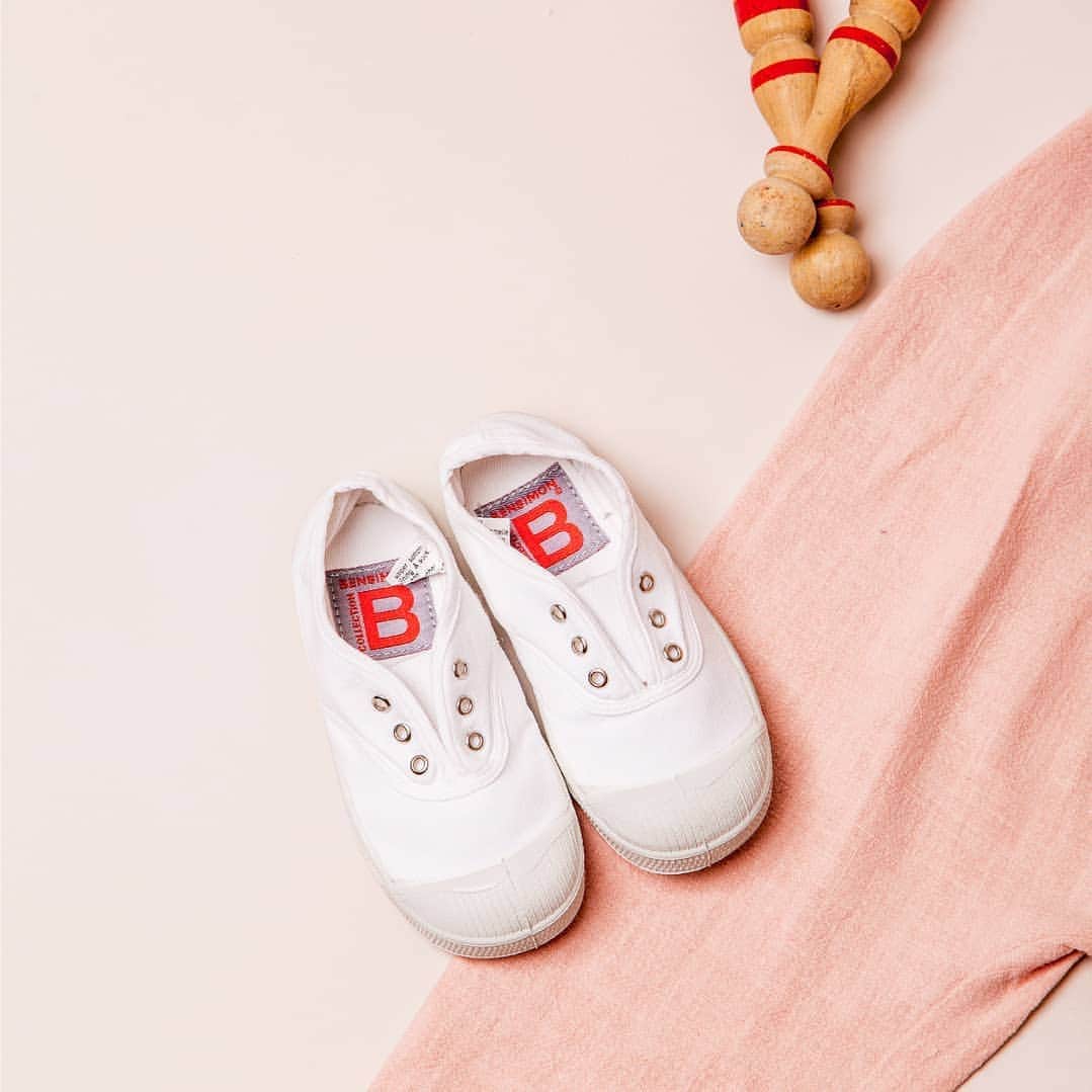 ベンシモンのインスタグラム：「Nos petites pépites ✨ Iconiques, elles se glissent en blanc ou marine dans notre Summer box avec @franginfrangine !  Composez votre box avec : - une paire de tennis Bensimon marines ou blanches, les parfaites intemporelles qui s'enfilent un en clin d’œil et suivront vos kids tout l'été - une combi en lin Frangin Frangine, à nouer aux épaules et à la forme bouffante, rose poudrée, bleu rayée ou jaune soleil - jusqu’au 8 ans! - un grand cabas spécial vacances, grand et résistant, idéal pour transporter le nécessaire de vos prochaines aventures ! > A retrouver sur Bensimon.com 🇬🇧 Our little treasures ✨ Iconic, in white or navy blue, they will be in our Summer box with @franginfrangine ! #bensimon #collab #franginfrangine」