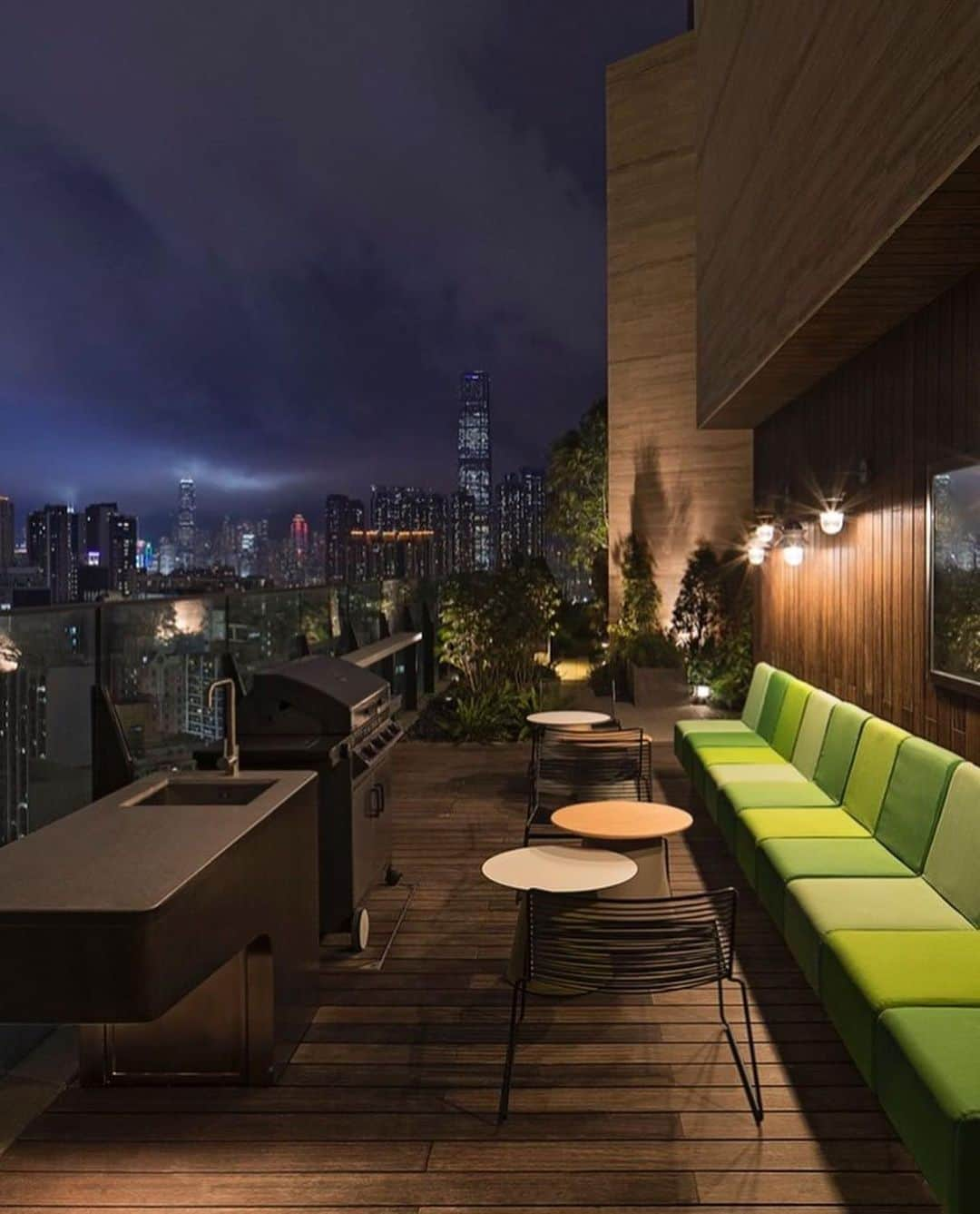 Inspirationさんのインスタグラム写真 - (InspirationInstagram)「O Skypark é um clube que fica no topo de um empreendimento residencial em Hong Kong. Uma ótima fuga da cidade. #decoreinteriores #decorcriative. Follow @decoreinteriores  __________________ Design by Concrete Architects Local: Hong Kong」6月25日 1時04分 - decorcriative