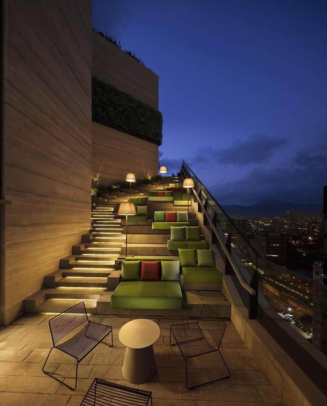 Inspirationさんのインスタグラム写真 - (InspirationInstagram)「O Skypark é um clube que fica no topo de um empreendimento residencial em Hong Kong. Uma ótima fuga da cidade. #decoreinteriores #decorcriative. Follow @decoreinteriores  __________________ Design by Concrete Architects Local: Hong Kong」6月25日 1時04分 - decorcriative