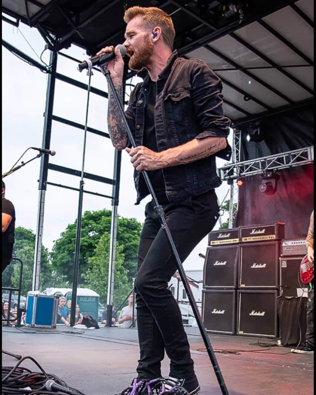 ヒンダーのインスタグラム：「Finish the lyrics 🎤 It's really good to hear your voice saying my name It sounds so sweet… #Lucky7Tour #Hinder 📸: @mintypicsflint」