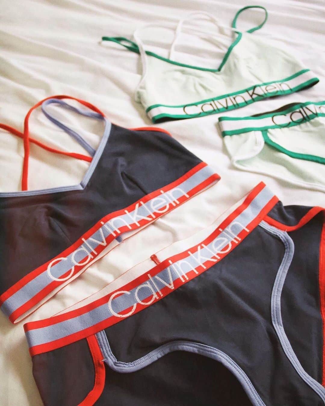 のインスタグラム：「Good news: @calvinklein intimates are 25% off for one day only, online only! Stock up. #UOonYou #mycalvins @UOLosAngeles @boldaslauren」