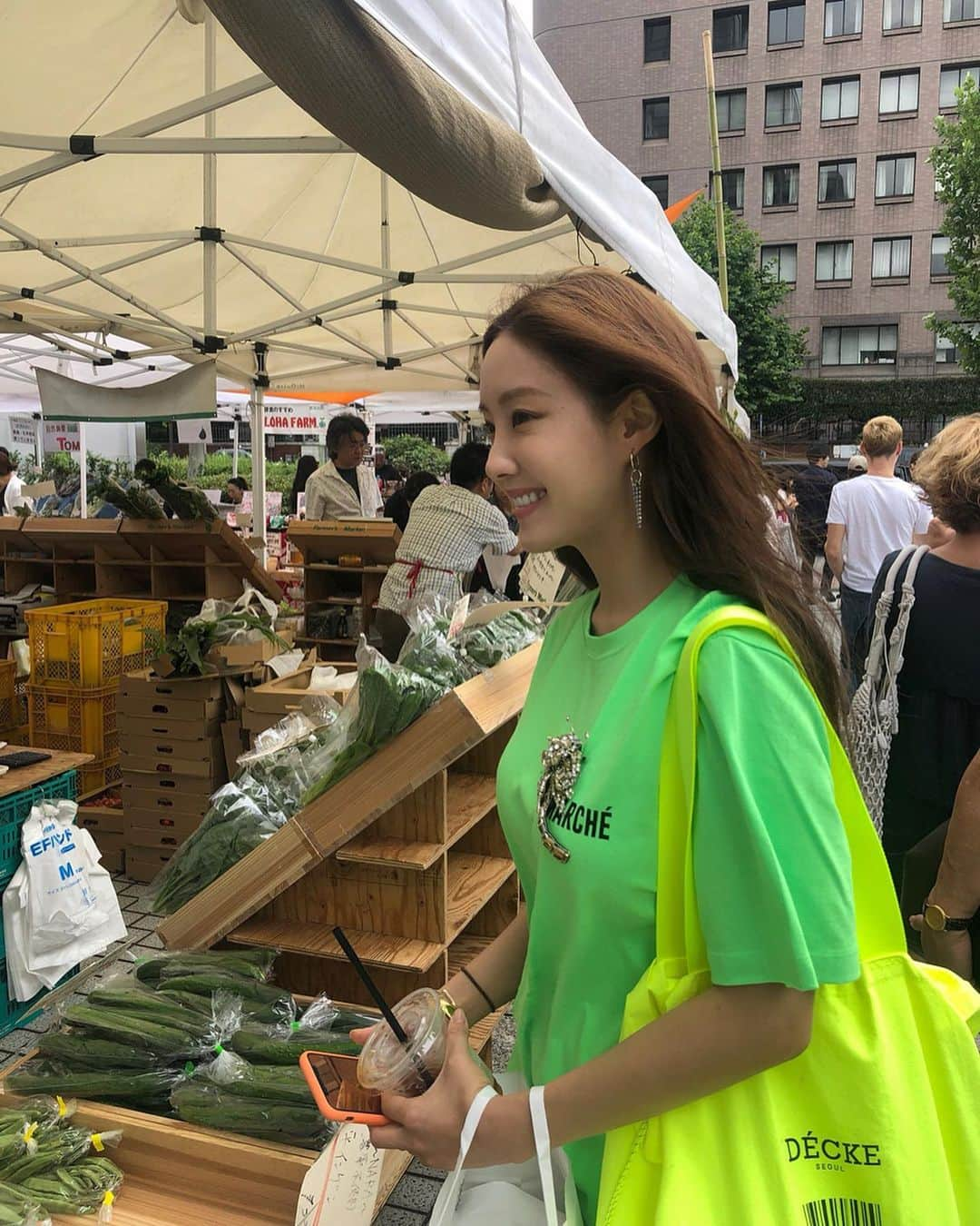 ヒョミン さんのインスタグラム写真 - (ヒョミン Instagram)「오모테산도 유엔대학교 앞마당에서 매주 주말 열리는 자그마한마켓. Farmers Market @UNU💚 칭구들과 함께여서 더 즐거웠지용🍆🦑🐡ㅋㅋ 남아프리카 공화국의 국화꽃인 킹프로테아🌷알싸한 break pepper 카라이 코쇼우, 핸드 메이드 얼그레이 시럽, 짱맛 Centre 식빵 getgetget! 이 세상엔 소소하고 즐거운 것들이 왜 이렇게 많은걸까😝 #눈에다담고시포요 #입에전부넣고시포요오옹 #세얼빵이#tokyotrip#tripbtoz 🍏🥎🔫🙃🌟」6月25日 1時09分 - hyominnn