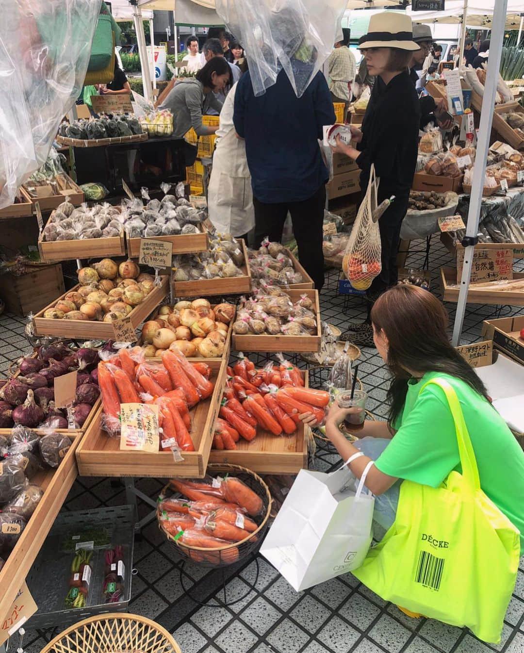 ヒョミン さんのインスタグラム写真 - (ヒョミン Instagram)「오모테산도 유엔대학교 앞마당에서 매주 주말 열리는 자그마한마켓. Farmers Market @UNU💚 칭구들과 함께여서 더 즐거웠지용🍆🦑🐡ㅋㅋ 남아프리카 공화국의 국화꽃인 킹프로테아🌷알싸한 break pepper 카라이 코쇼우, 핸드 메이드 얼그레이 시럽, 짱맛 Centre 식빵 getgetget! 이 세상엔 소소하고 즐거운 것들이 왜 이렇게 많은걸까😝 #눈에다담고시포요 #입에전부넣고시포요오옹 #세얼빵이#tokyotrip#tripbtoz 🍏🥎🔫🙃🌟」6月25日 1時09分 - hyominnn