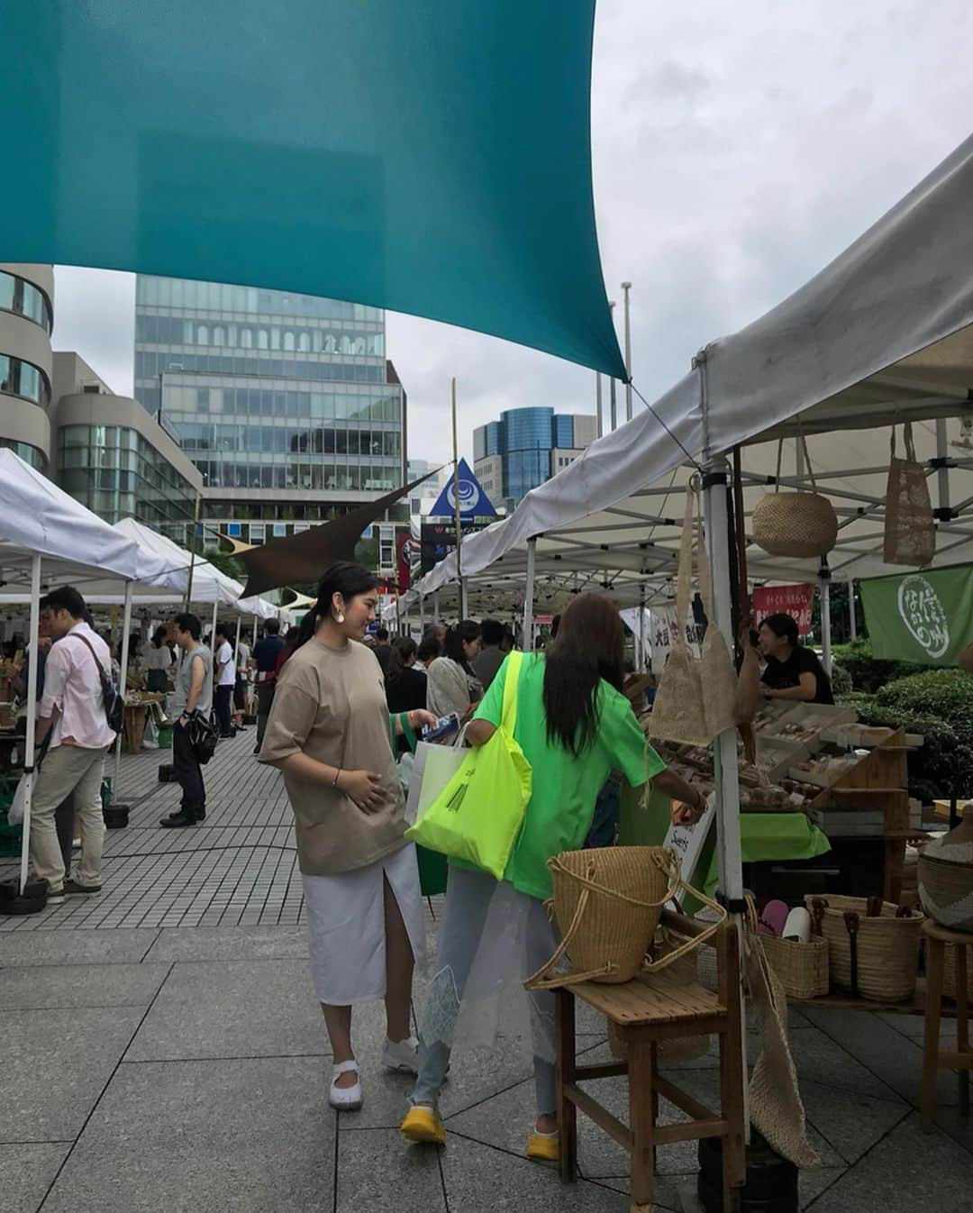 ヒョミン さんのインスタグラム写真 - (ヒョミン Instagram)「오모테산도 유엔대학교 앞마당에서 매주 주말 열리는 자그마한마켓. Farmers Market @UNU💚 칭구들과 함께여서 더 즐거웠지용🍆🦑🐡ㅋㅋ 남아프리카 공화국의 국화꽃인 킹프로테아🌷알싸한 break pepper 카라이 코쇼우, 핸드 메이드 얼그레이 시럽, 짱맛 Centre 식빵 getgetget! 이 세상엔 소소하고 즐거운 것들이 왜 이렇게 많은걸까😝 #눈에다담고시포요 #입에전부넣고시포요오옹 #세얼빵이#tokyotrip#tripbtoz 🍏🥎🔫🙃🌟」6月25日 1時09分 - hyominnn