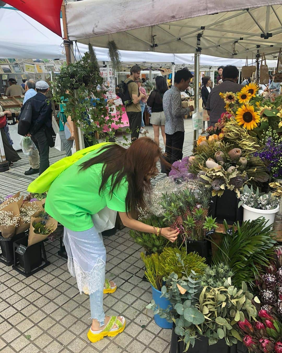 ヒョミン さんのインスタグラム写真 - (ヒョミン Instagram)「오모테산도 유엔대학교 앞마당에서 매주 주말 열리는 자그마한마켓. Farmers Market @UNU💚 칭구들과 함께여서 더 즐거웠지용🍆🦑🐡ㅋㅋ 남아프리카 공화국의 국화꽃인 킹프로테아🌷알싸한 break pepper 카라이 코쇼우, 핸드 메이드 얼그레이 시럽, 짱맛 Centre 식빵 getgetget! 이 세상엔 소소하고 즐거운 것들이 왜 이렇게 많은걸까😝 #눈에다담고시포요 #입에전부넣고시포요오옹 #세얼빵이#tokyotrip#tripbtoz 🍏🥎🔫🙃🌟」6月25日 1時09分 - hyominnn