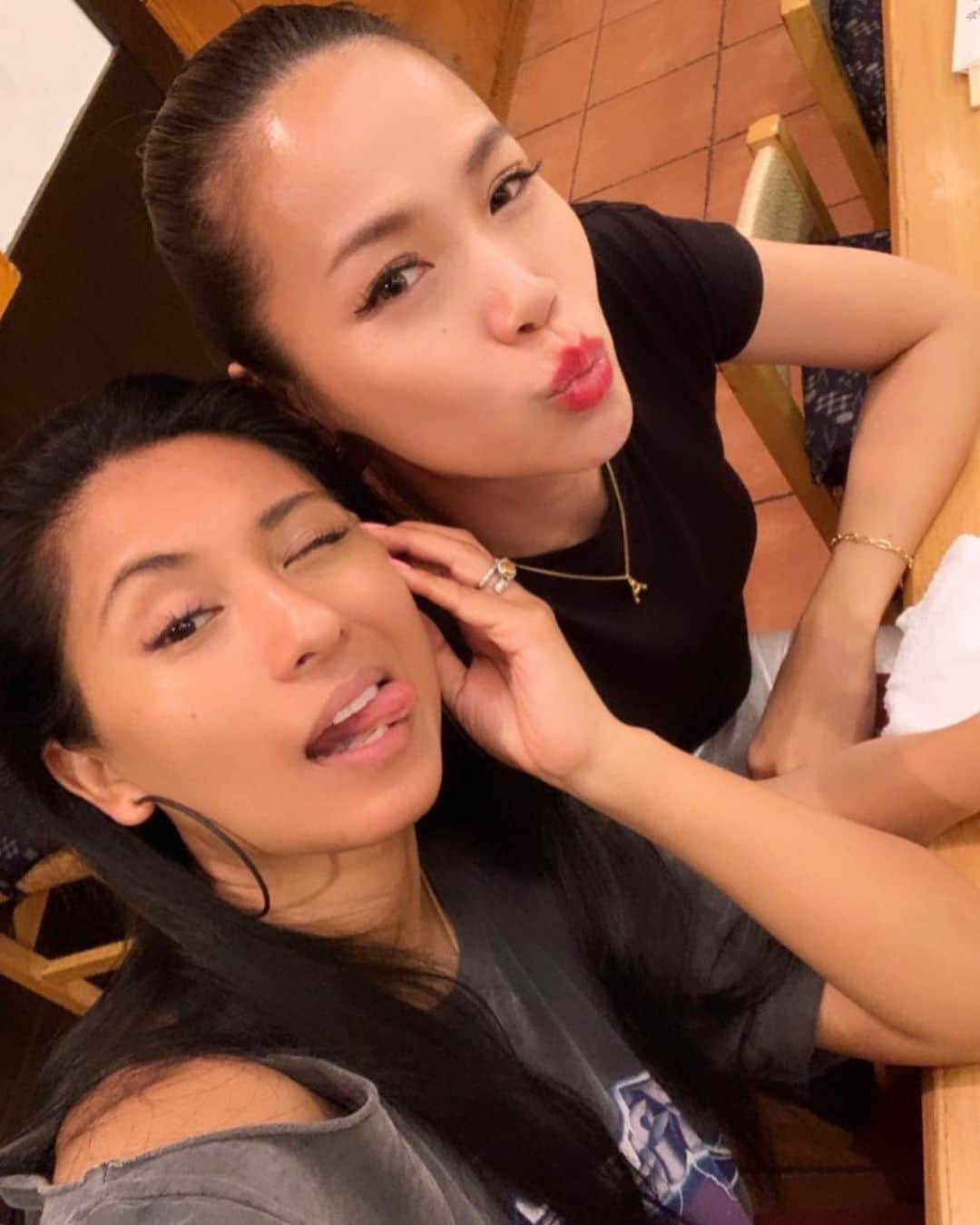 坂倉アコさんのインスタグラム写真 - (坂倉アコInstagram)「My dear sister @chenelleworld💗﻿ Thank you always for being there for me!﻿ I appreciate and love our friendship so much and I strongly believe friends who sweat together, stay together🤣﻿💪 I really miss going to Sweat shoppe and yoga with you!! You inspire me always and make me wanna work harder and be better.....! I love that we are such fighters and we do love challenges...!!﻿ Love you and can’t wait to see you next...and wonder where that would be....🤔💕😜﻿ ﻿ 仕事でもプライベートでも仲良し、大好きな歌姫・シェネル。出会ってから7年くらいかな。﻿ 私の出演していたFOXの番組にゲスト出演してくれて、一緒に照り焼きチキンとお寿司を作って以来、ずーっと仲良し。何でも話せるし、会うといっつも爆笑してる🤣﻿ 仕事の面でも、とってもストイック、頑張り屋さんで、ワークアウトが大好きで、本当に尊敬出来る友達🙌 いつもありがとう〜❤️Love you!!!! ﻿ ﻿ そして、6/4リリースになったシェネルとビバリーちゃんとの“最後のPiece”もとっても良い曲なので、皆さまぜひチェックをお願いします✨﻿ ﻿ #bff #loveyou #sisters #forlife #thankyou #gratitude #sweatshoppe #workingout #love #friends #missyou #fox #foxjapan #foxbackstagepass」6月25日 1時11分 - akosakakura