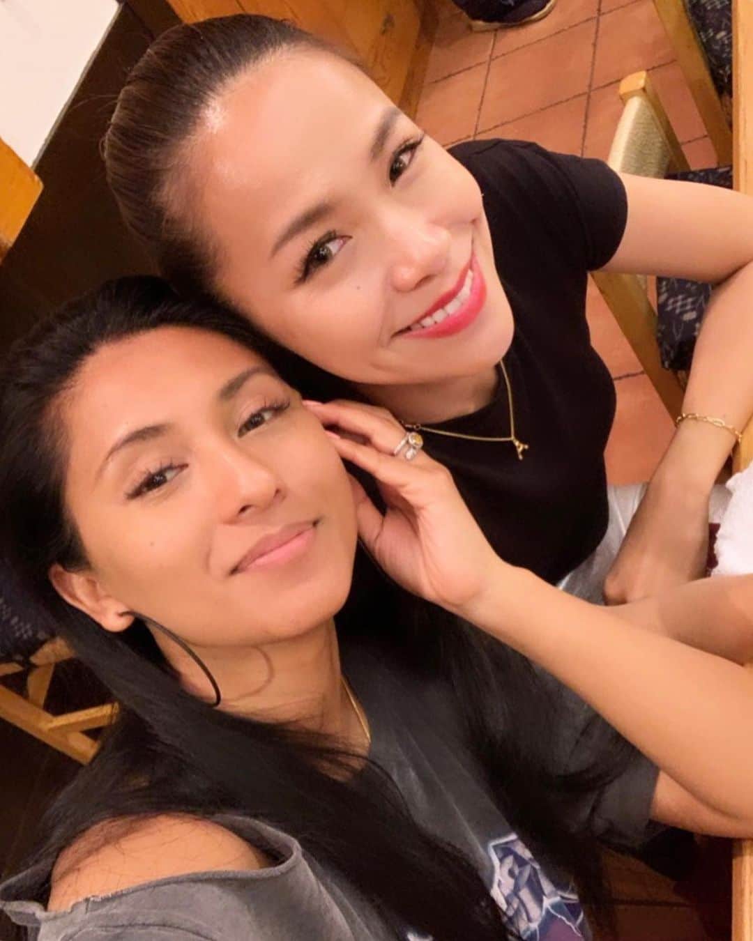 坂倉アコのインスタグラム：「My dear sister @chenelleworld💗﻿ Thank you always for being there for me!﻿ I appreciate and love our friendship so much and I strongly believe friends who sweat together, stay together🤣﻿💪 I really miss going to Sweat shoppe and yoga with you!! You inspire me always and make me wanna work harder and be better.....! I love that we are such fighters and we do love challenges...!!﻿ Love you and can’t wait to see you next...and wonder where that would be....🤔💕😜﻿ ﻿ 仕事でもプライベートでも仲良し、大好きな歌姫・シェネル。出会ってから7年くらいかな。﻿ 私の出演していたFOXの番組にゲスト出演してくれて、一緒に照り焼きチキンとお寿司を作って以来、ずーっと仲良し。何でも話せるし、会うといっつも爆笑してる🤣﻿ 仕事の面でも、とってもストイック、頑張り屋さんで、ワークアウトが大好きで、本当に尊敬出来る友達🙌 いつもありがとう〜❤️Love you!!!! ﻿ ﻿ そして、6/4リリースになったシェネルとビバリーちゃんとの“最後のPiece”もとっても良い曲なので、皆さまぜひチェックをお願いします✨﻿ ﻿ #bff #loveyou #sisters #forlife #thankyou #gratitude #sweatshoppe #workingout #love #friends #missyou #fox #foxjapan #foxbackstagepass」