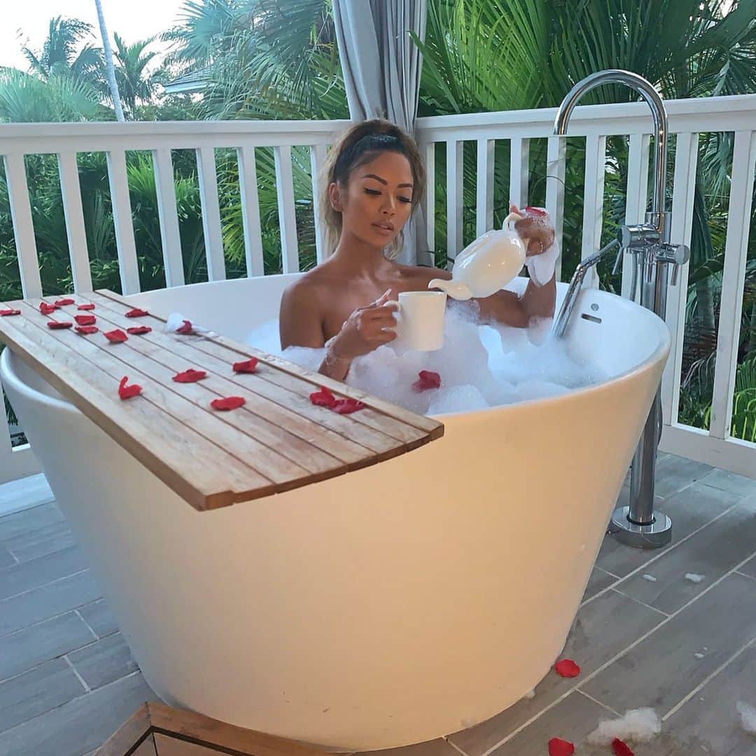 リアン Vのインスタグラム：「Coffee or tea? ☕️🌹🛁」