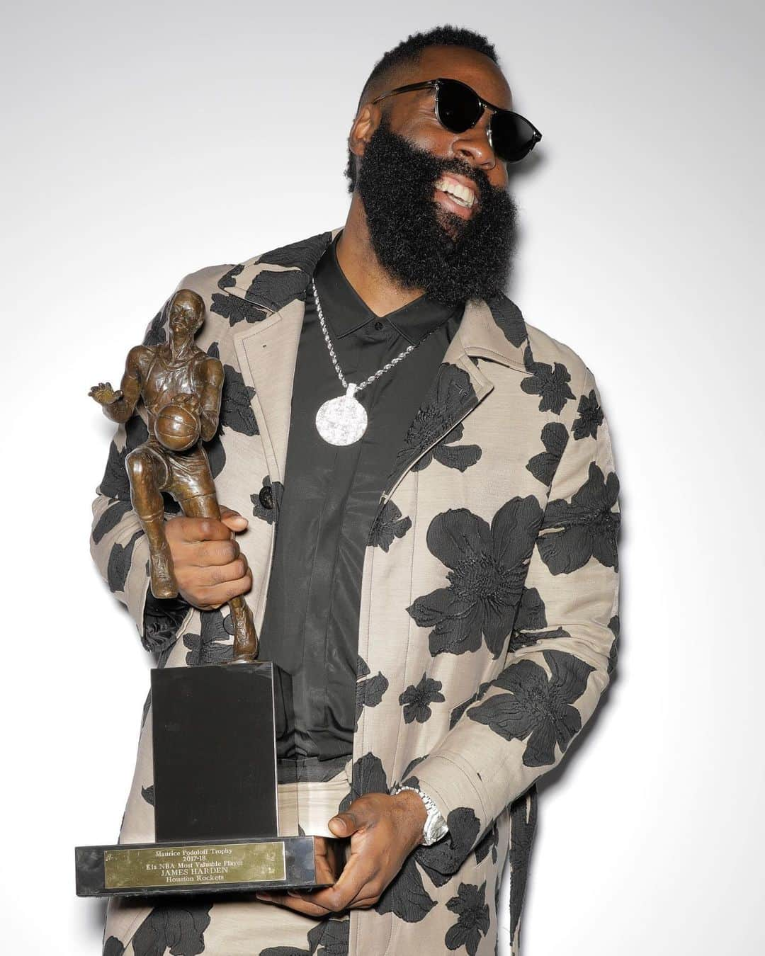 ヒューストン・ロケッツさんのインスタグラム写真 - (ヒューストン・ロケッツInstagram)「In honor of tonight's #NBAAwards, last year's MVP - @JHarden13.  Tune-in TONIGHT to @NBAonTNT at 8PM CT as The Beard is a finalist for the 2019 MVP!」6月25日 1時33分 - houstonrockets