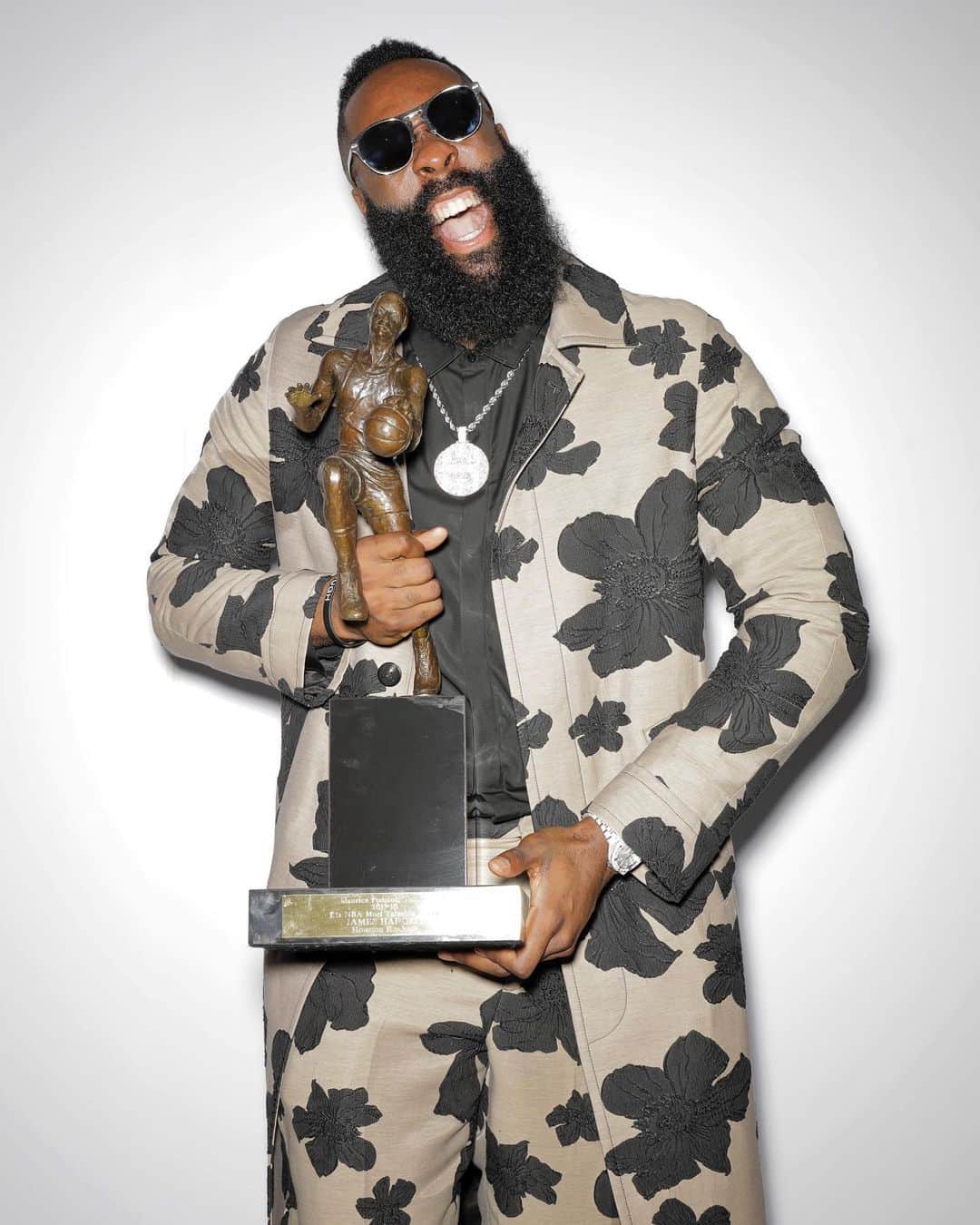 ヒューストン・ロケッツさんのインスタグラム写真 - (ヒューストン・ロケッツInstagram)「In honor of tonight's #NBAAwards, last year's MVP - @JHarden13.  Tune-in TONIGHT to @NBAonTNT at 8PM CT as The Beard is a finalist for the 2019 MVP!」6月25日 1時33分 - houstonrockets
