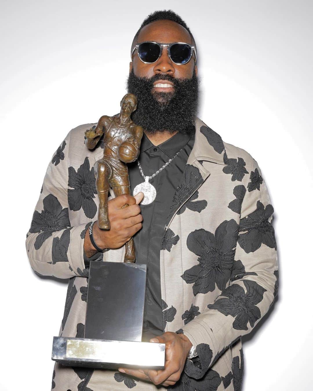 ヒューストン・ロケッツさんのインスタグラム写真 - (ヒューストン・ロケッツInstagram)「In honor of tonight's #NBAAwards, last year's MVP - @JHarden13.  Tune-in TONIGHT to @NBAonTNT at 8PM CT as The Beard is a finalist for the 2019 MVP!」6月25日 1時33分 - houstonrockets