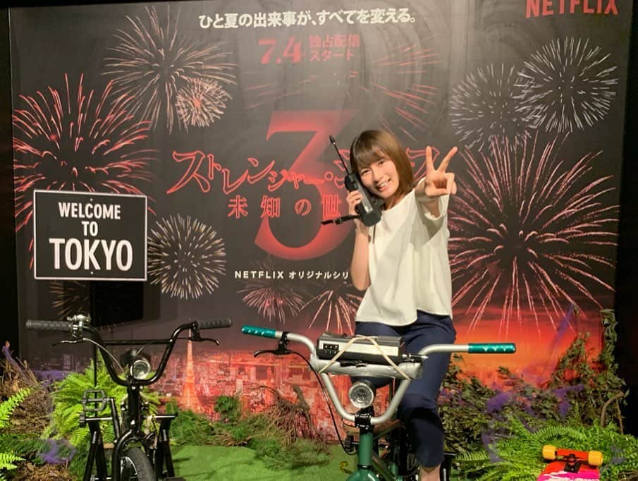 宇内梨沙さんのインスタグラム写真 - (宇内梨沙Instagram)「#ストレンジャーシングス﻿ 最新シーズンの配信を記念したイベント﻿ ﻿ #ストレンジャーシングス夏祭り に﻿ アトロク(@after6junction )の取材でお邪魔しました。﻿ ﻿ まさかこんなイベントになってるとは…﻿ 会場内は夏祭り仕様✨﻿ 色んな屋台がありました♪  シーズン2に登場するゲームコーナーも。 わたし、テーブル型ゲーム機初めて触りました… テーブルにもなって便利ですね。笑  MADMAX！ ﻿ ﻿そして メインステージでは﻿ メインキャストが勢ぞろい🥺﻿ ﻿ ウィル〜！！﻿ ﻿ シーズン3は、7/4(木)配信開始ということで﻿ アトロクでもお伝えします☺️﻿ ﻿ Levi'sとコラボした﻿ ELEVENのトレーナー予約しちゃいました✨  #strangerthings」6月25日 1時30分 - risaunai