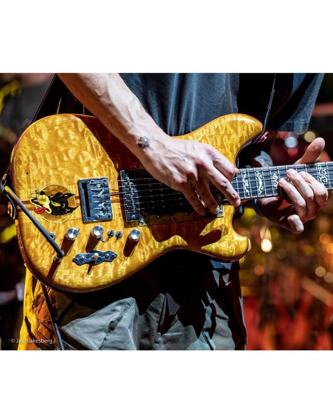 メトロポリタン美術館さんのインスタグラム写真 - (メトロポリタン美術館Instagram)「Jerry Garcia’s famed “Wolf” guitar took a brief break from The Met’s “Play It Loud: Instruments of Rock & Roll” exhibition…to make a surprise appearance at last night’s @DeadandCompany concert! John Mayer rocked out with “Wolf,” Garcia’s main guitar with the #GratefulDead from 1973 until 1979, during a period when he was expanding his “astral” country and blues sound. The guitar will be back on view at The Met tomorrow, June 25. 📷 by @jayblakesberg. #MetRockandRoll」6月25日 1時30分 - metmuseum