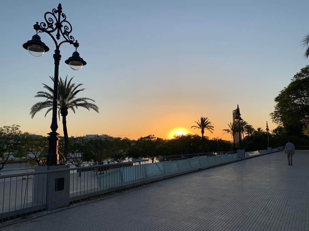 GilMeさんのインスタグラム写真 - (GilMeInstagram)「#이사벨다리 #일몰 #세비야#Puente_de_Isabel_II #Sunset #Seville」6月25日 1時40分 - gilmebaby