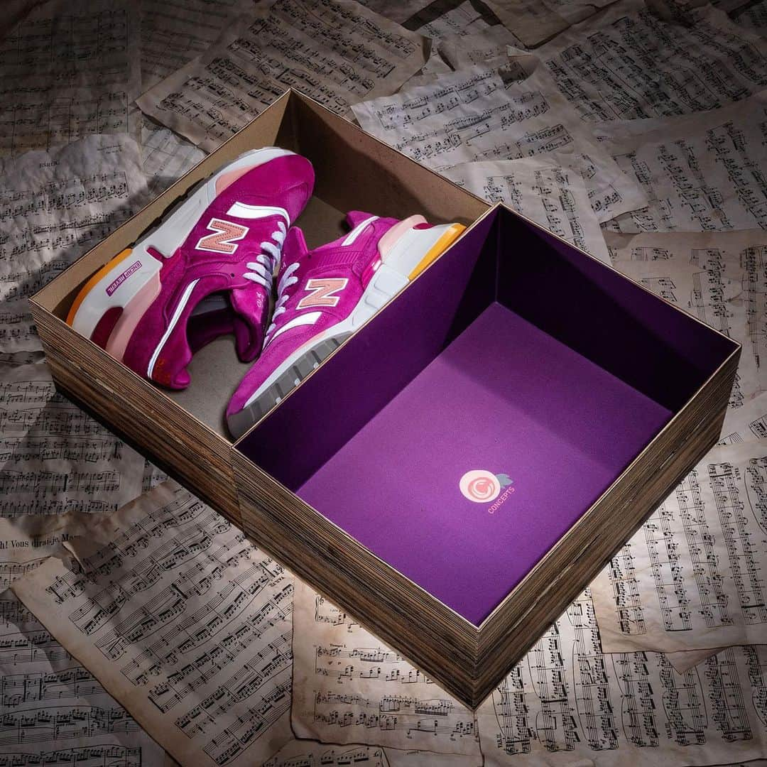 Sneaker Newsさんのインスタグラム写真 - (Sneaker NewsInstagram)「@cncpts and New Balance nod to the infamous “curse” that followed when the Red Sox traded Babe Ruth to the Yankees for $25,000. The curse endured for 86 years. For a closer look at their 997S Fusion “ESRUC” collaboration, tap the link in our bio.」6月25日 1時34分 - sneakernews