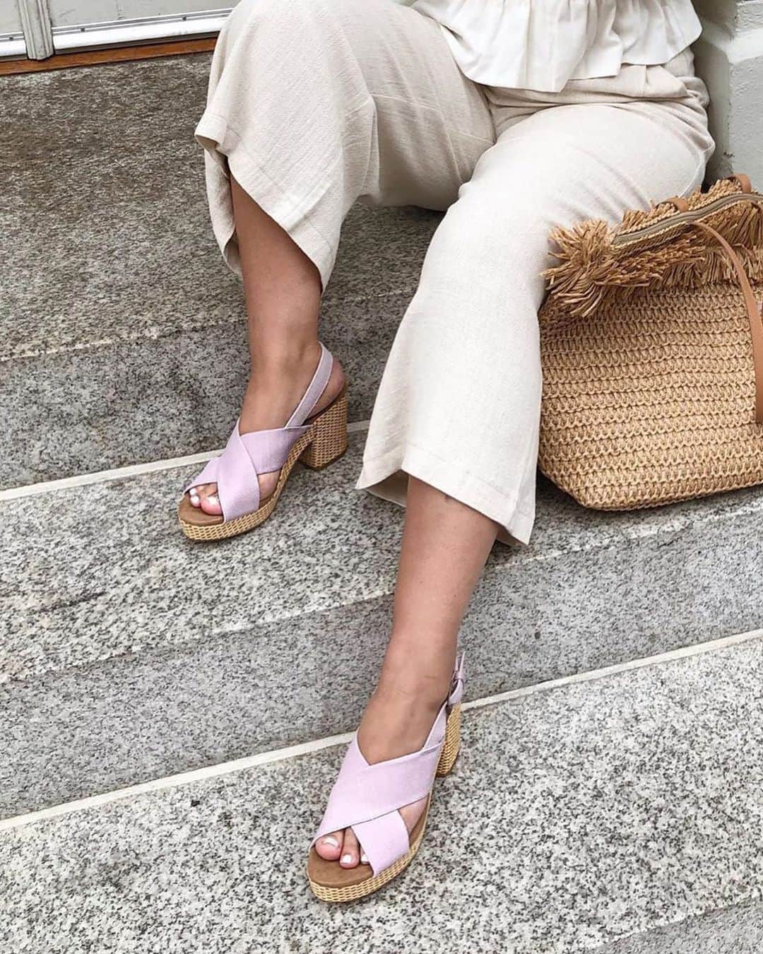 トムズシューズのインスタグラム：「A sandal that’s a step above the rest. // 📷: @carolineripa #regram」