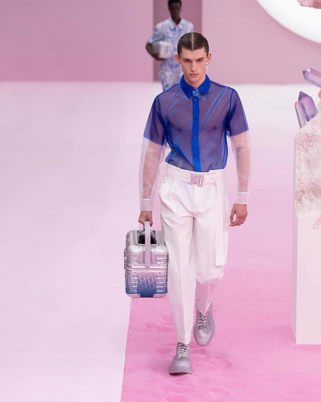 リモワさんのインスタグラム写真 - (リモワInstagram)「Art, fashion and design came together this past Friday as @dior and RIMOWA debuted their first joint capsule collection on the runway of Dior’s men’s Summer 2020 in Paris.⁣ ⁣⁣ ⁣⁣⁣⁣⁣⁣#DiorxRIMOWA #DiorSummer20 #RIMOWA」6月25日 1時42分 - rimowa
