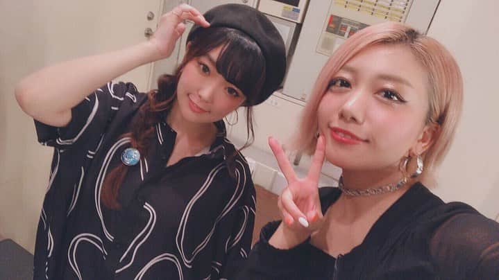 Yun chiのインスタグラム：「小南千明©️とのコラボライブ動画を公開しました♩ . この日の為に千明ちゃんがトラック作ってくれた☺︎ . そして歌詞も覚えてくれて、演奏してくれて、愛を感じたよ、ありがとう♡ . 好きでいてくれて、一緒に音楽してくれてとても嬉しかったです。 パワーでる、感謝！ . という事で、インスタでも少し聴けるようにしてみました。 長い方では千明ちゃんの歌声も聞けるのでYouTube飛んでみてね♩ . . Yun*chi Shakeyou* with kominami chiaki  youtu.be/he5FRFg2Nc4 #yunchi#liveperformance#kominamichiaki#daw女 #嬉しくてニヤニヤしてる」