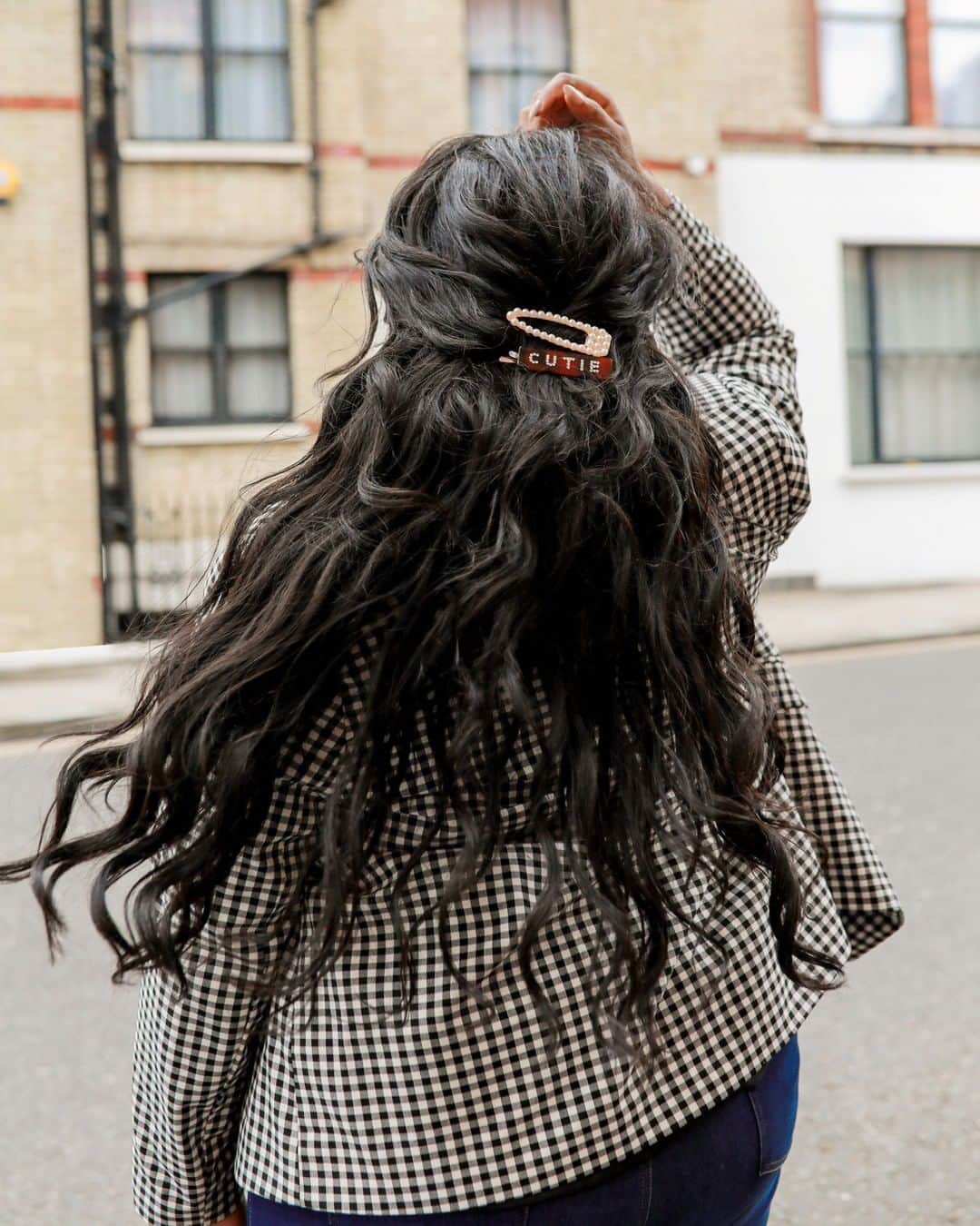 アクセサライズのインスタグラム：「Hey cutie! Let your hair do the talking with accessories that add all of the personality💁, including pretty pearls and trendy resin. 📷@laurennicolefk Cutie clip - 7867522700 Pearl clip - 7861691300  Tap the link in the bio to shop now.  #Accessorize #Accessorizer」