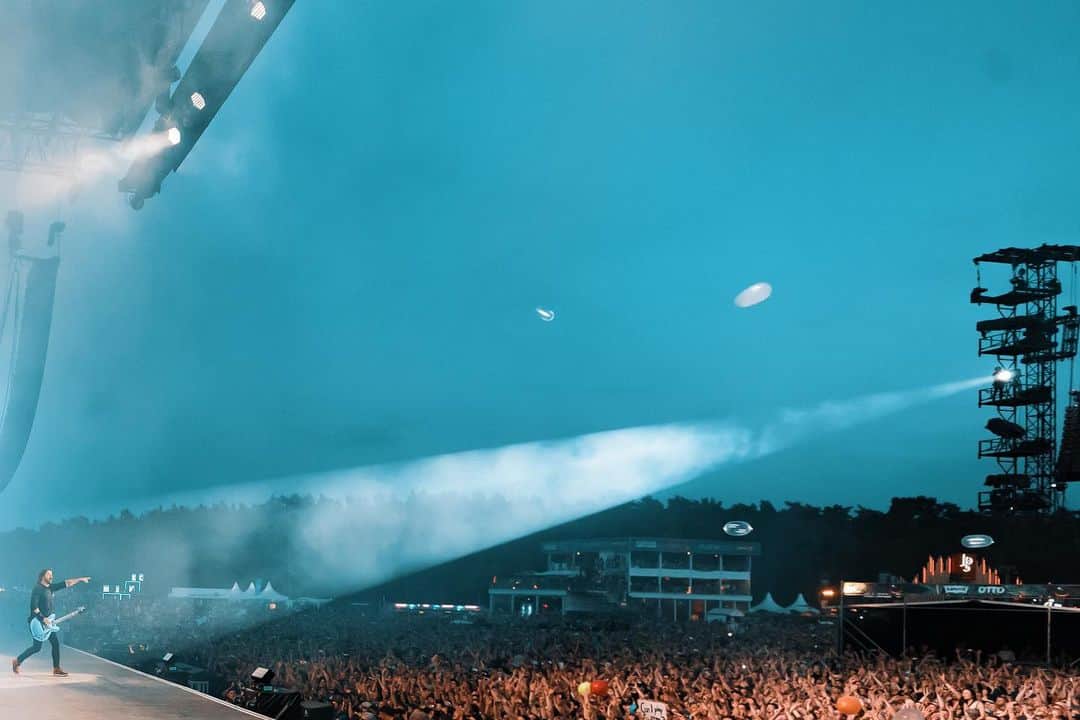 フー・ファイターズのインスタグラム：「THANK YOU @hurricanefestival 🙌 . 📷: @scarlet_bucket」
