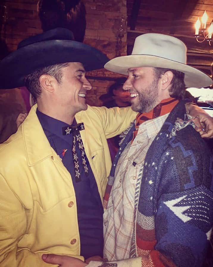 デレク・ブラスバーグさんのインスタグラム写真 - (デレク・ブラスバーグInstagram)「What do you call a couple of flirty cowboys? Jolly ranchers 🍬🤠 @orlandobloom」6月25日 1時49分 - derekblasberg